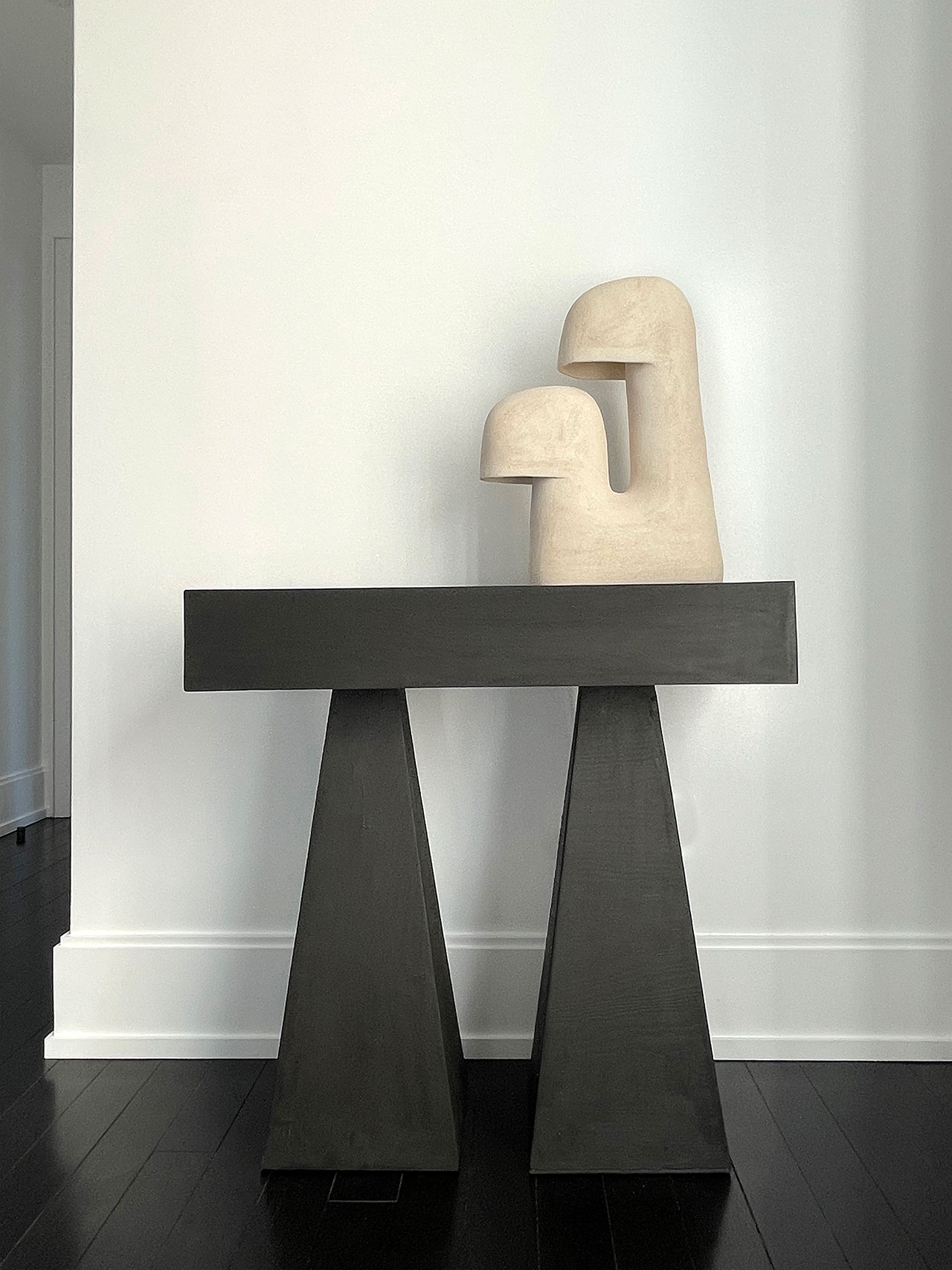 Galerie Philia at Walker Tower, Chelsea, New York. Courtesy of Galerie Philia.
Featured:
Elisa Uberti, Édifice table lamp, 2020. White stoneware. 53 x 39 x 15 cm.
Lucas Morten, Torn, High Console Table, 2020. Wood. 90.5 x 40 x 89 cm.