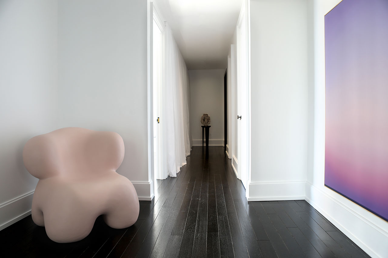 位于纽约切尔西沃克大厦的菲利亚画廊。 由 Galerie Philia 提供。 特色：工作室中午，椅子。 有色水泥。 Theo Pinto，《美丽的污染》，2020 年。面板上的油和树脂。 165 x 124 厘米。