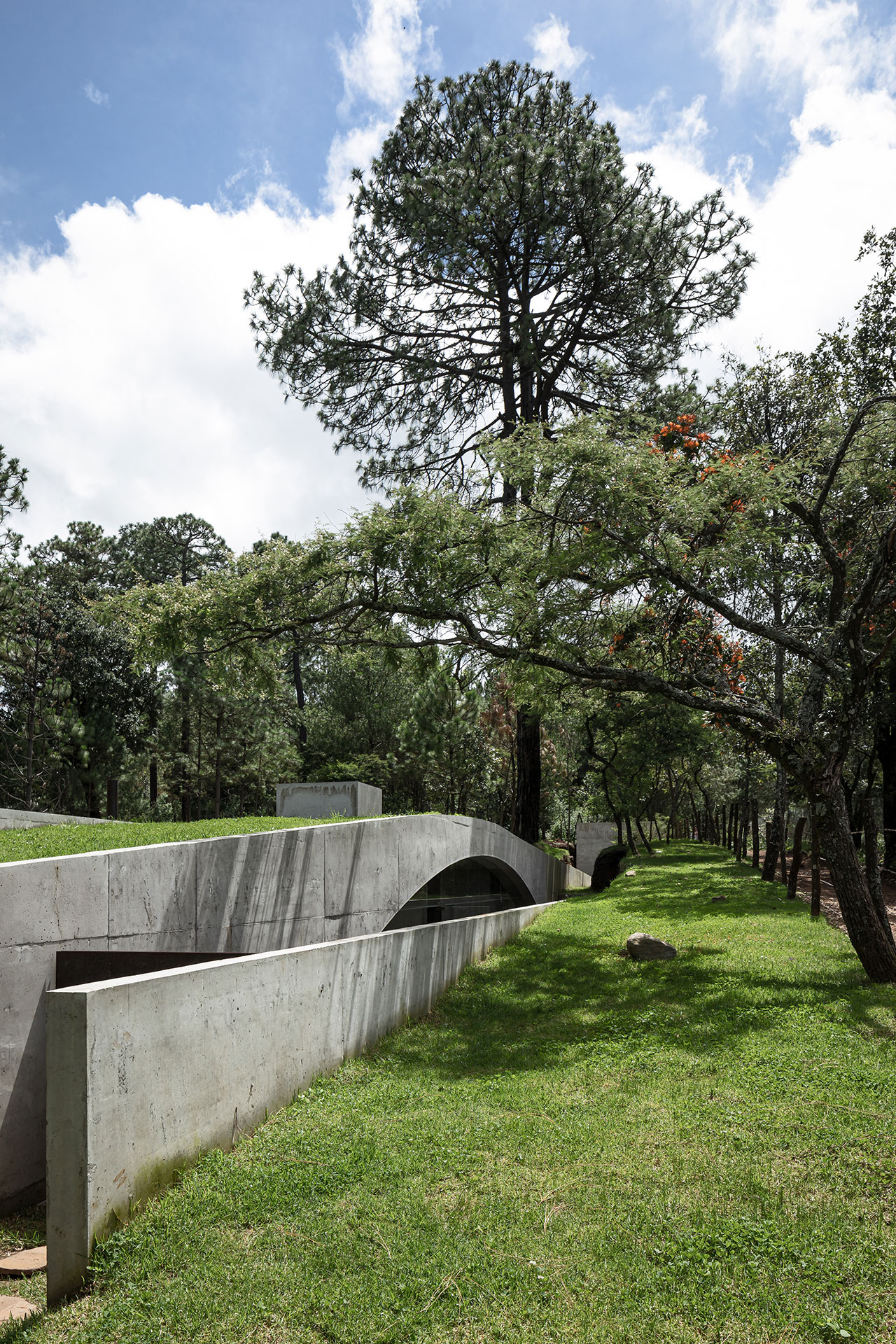 The Hill in Front of the Glen by HW STUDIO in Morelia, Mexico. Photo © Dane Alonso, via v2com.