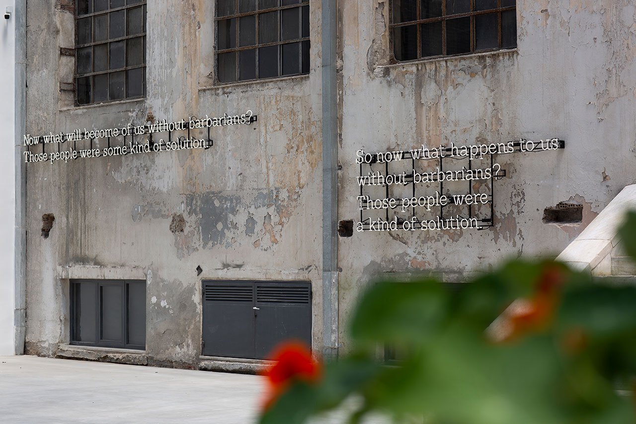 Installation View Portals, Hellenic Parliament + NEON at the former Public Tobacco Factory, Photography © Natalia Tsoukala. Courtesy NEON
Featured:
Glenn Ligon, Waiting for the Barbarians (detail), 2021. Neon. Dimensions variable. Courtesy the artist and Thomas Dane Gallery Commissioned by NEON.