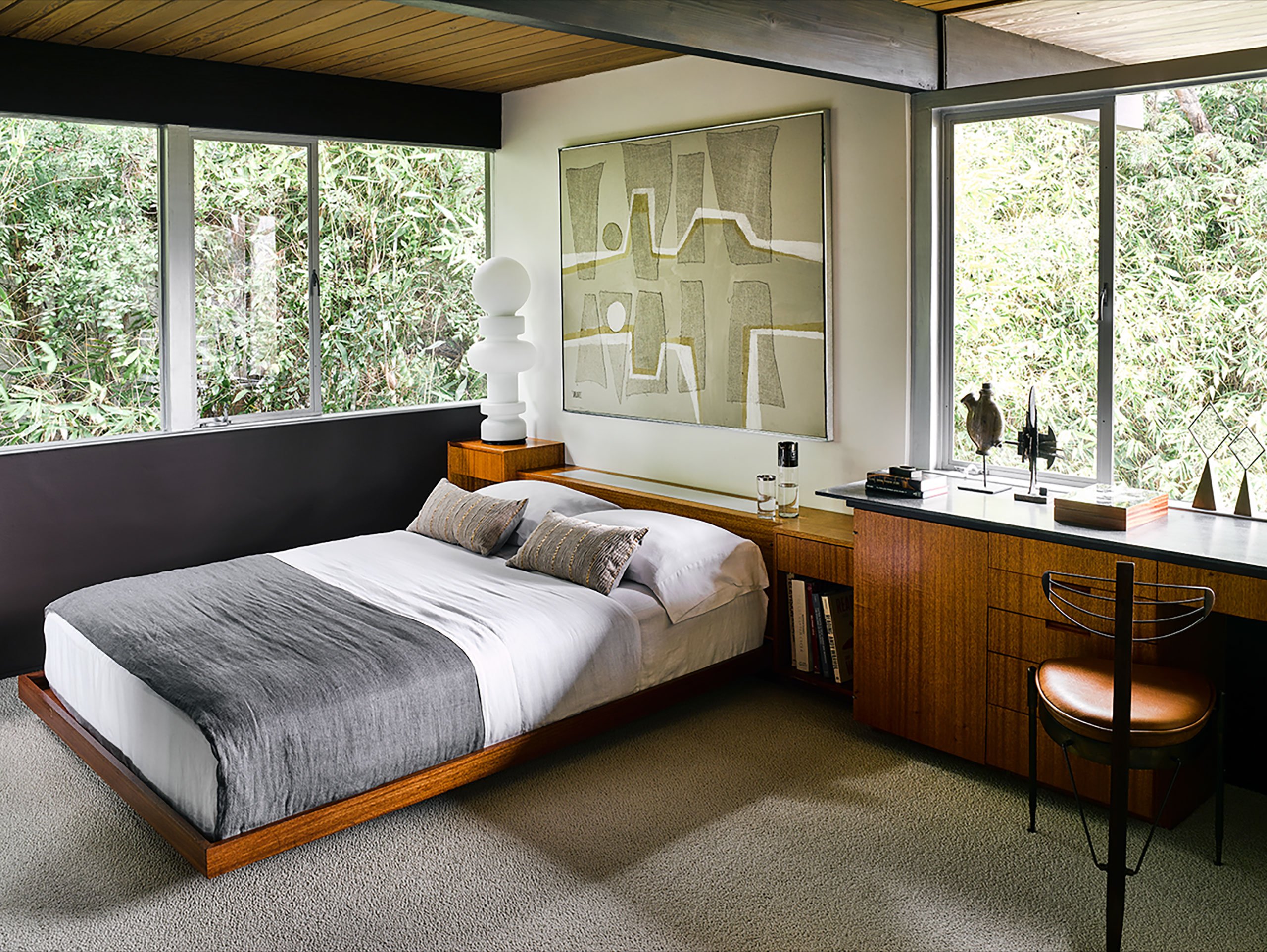 Photography by Douglas Friedman.
Featured: Built-in bed and desk by Richard Neutra; totem-like lamp by Bobo Piccoli for Fontana Arte; three-legged chair by Pedro Useche.