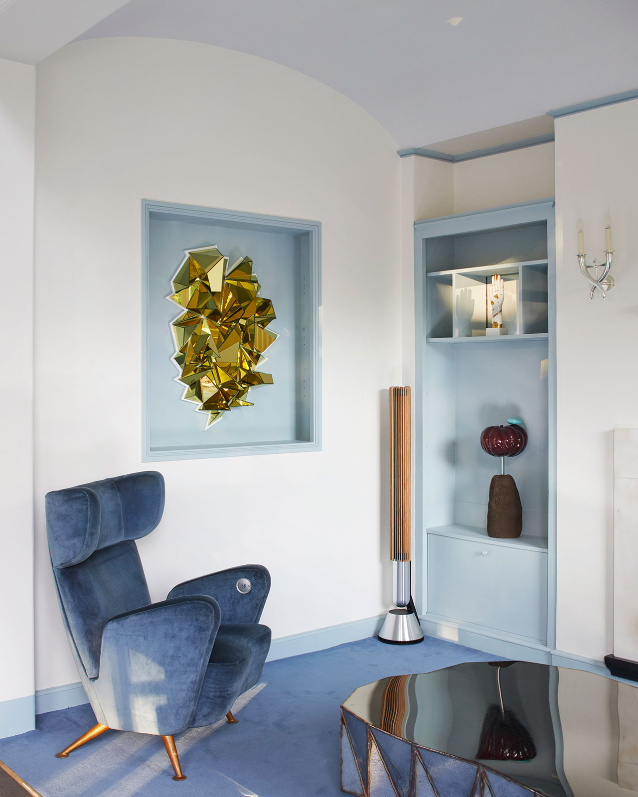 Armchair by Gio Ponti; "Sans90degrés" wall-mounted sculpture by Mathias Kiss; Bang &amp; Olufsen speaker; "Woman with Fruit" bronze sculpture by Jonathan Trayte.
Photography © Jeremie Léon.