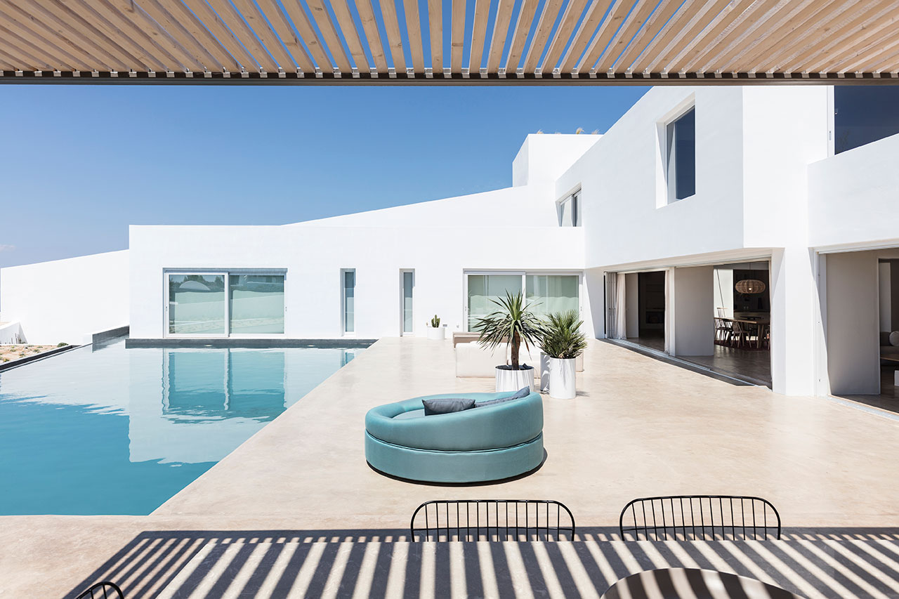 The pool terrace of Eden Villa which can accommodate up to 12 persons. Photography by Yiorgos Kordakis © Andronis Arcadia | Oia, Santorini, Greece.