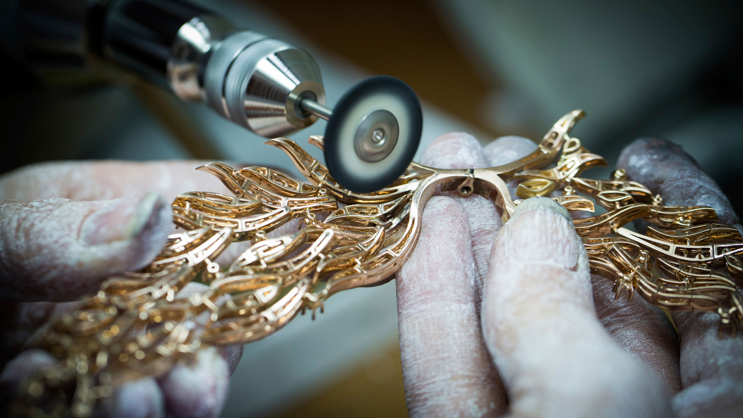 “Flamant Corail”项链的制作过程，带有可拆卸的珊瑚、粉红色蓝宝石、橄榄石、缟玛瑙和钻石夹子。 照片 © Van Cleef & 雅宝。