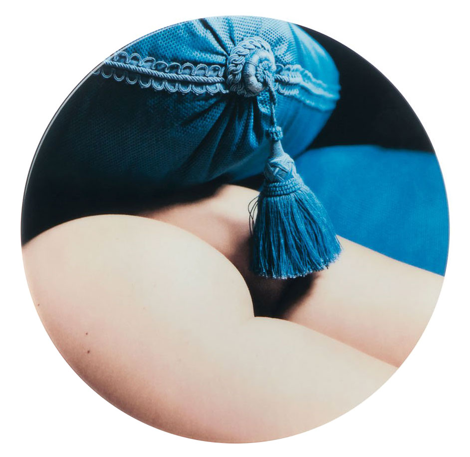 Maison Fragile 的现代瓷器丝网版画甜点盘，来自 1stdibs 在米兰的“新品种”展览。 “通过拍摄摄影师 Sonia Sieff 的 Les Françaises 系列照片之一，这个系列向法国女性致敬，她的细腻、性感和贪婪。” 照片 © 1stdibs。
