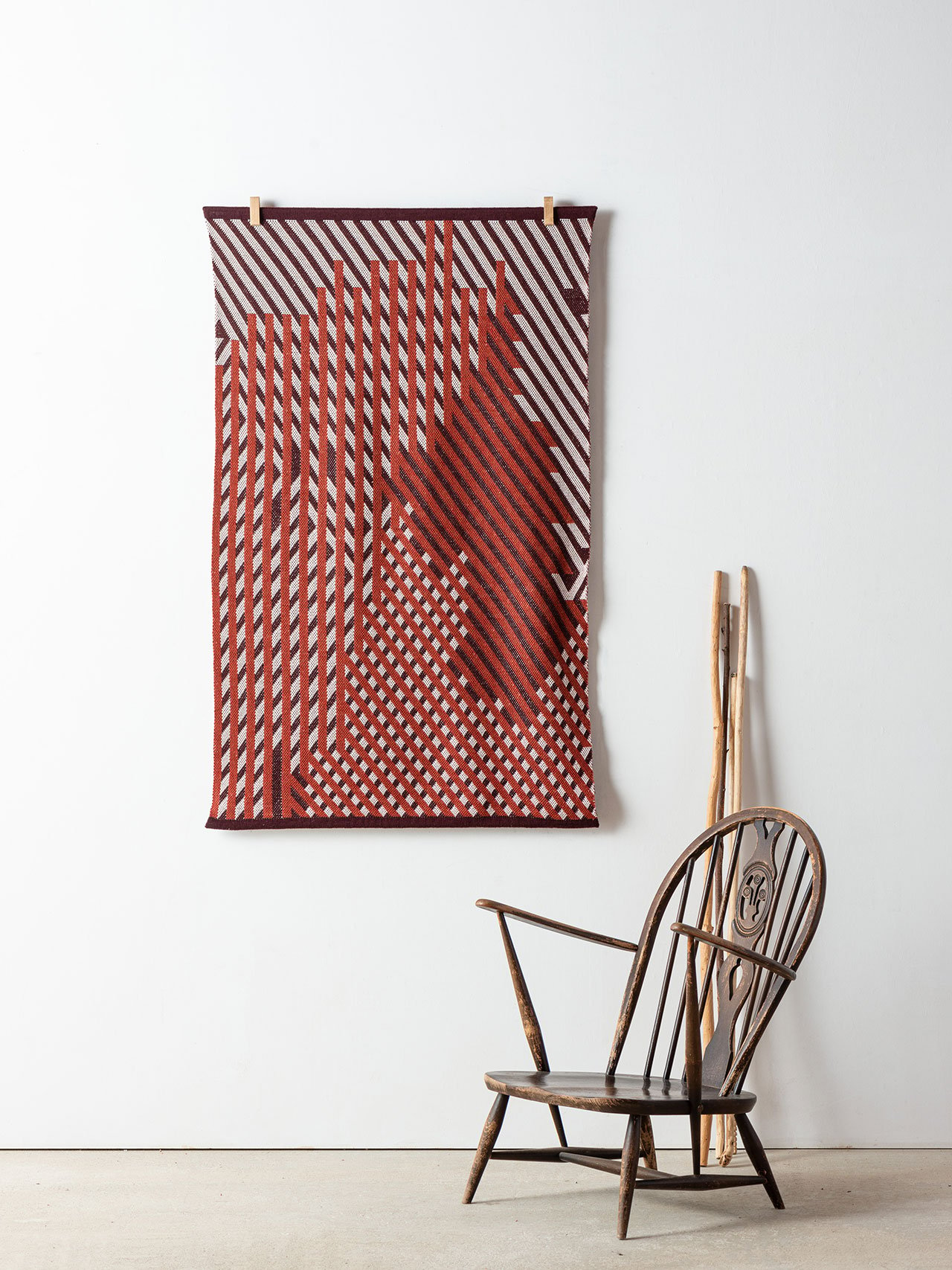 Erwan Bouroullec, RKWH 03 (Risk Knit Medium - Red, burgundy, beige Medium), 2022.
Wool. 130×90cm
From the Risk Knit series by Erwan Bouroullec.  Courtesy of Ronan &amp; Erwan Bouroullec studio.