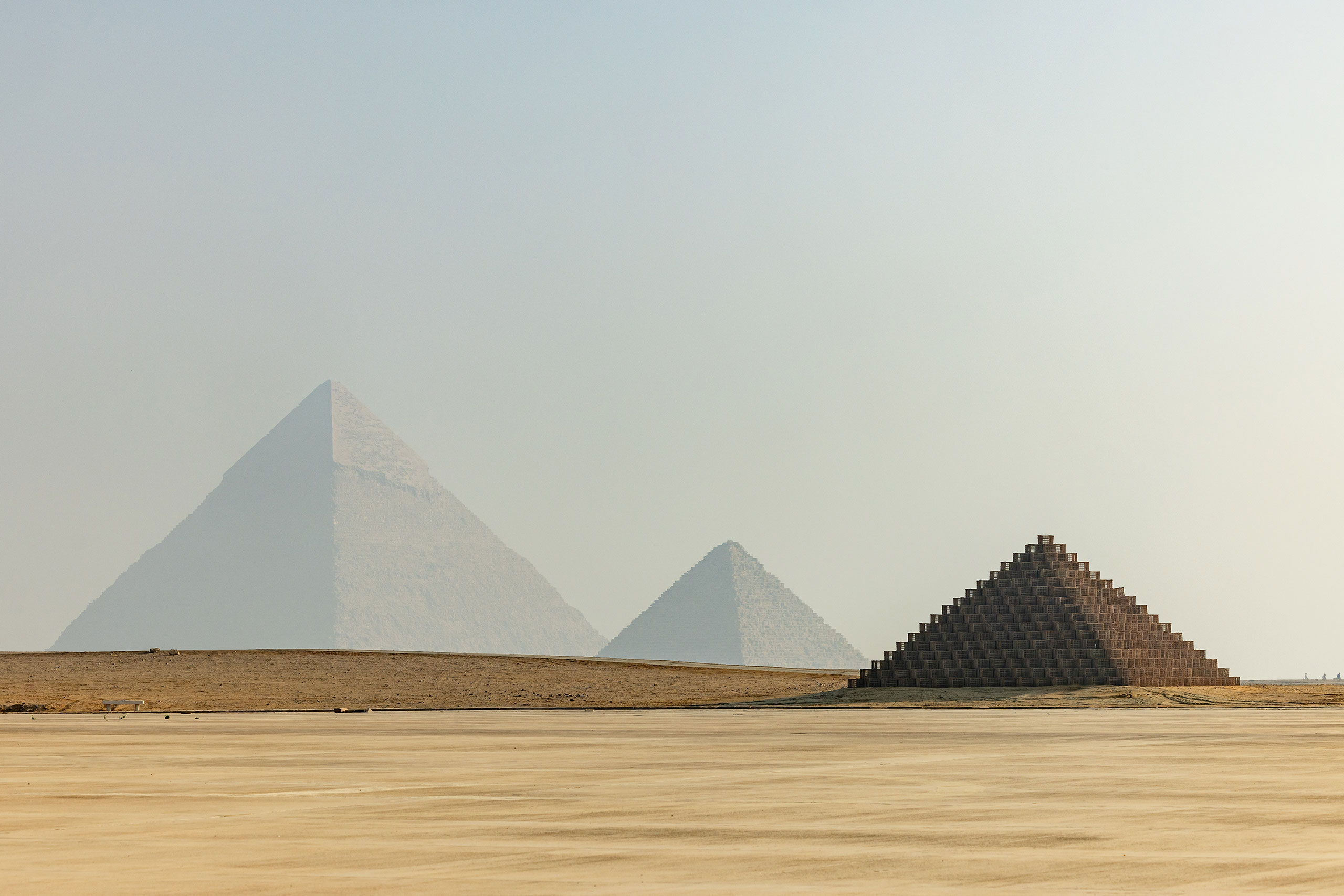 «Ημιδιαφανής πυραμίδα» του Ρασέντ Αλ Σασάι.  Προβολή εγκατάστασης, “Forever Is Now III”, Art D'Egypte.  © AFP