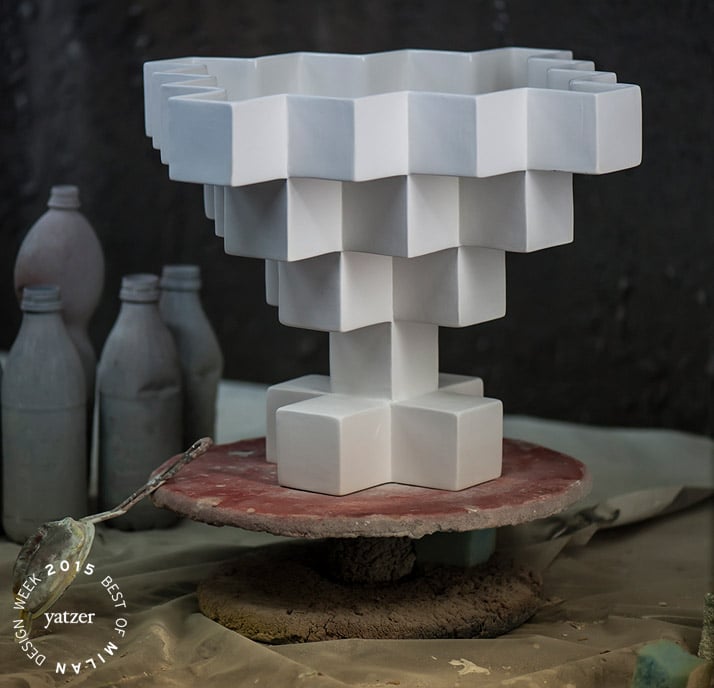 Alberto Ghirardello 为 STYLNOVE.photo © Stylnove.Pixel 设计的 PIXEL 是一个陶瓷灯系列，由吊灯（两种尺寸）和壁灯组成。 这个家庭还配有一个具有相同外观的花瓶/中心装饰品：桌子和照亮它的照明设备之间的直接联系。