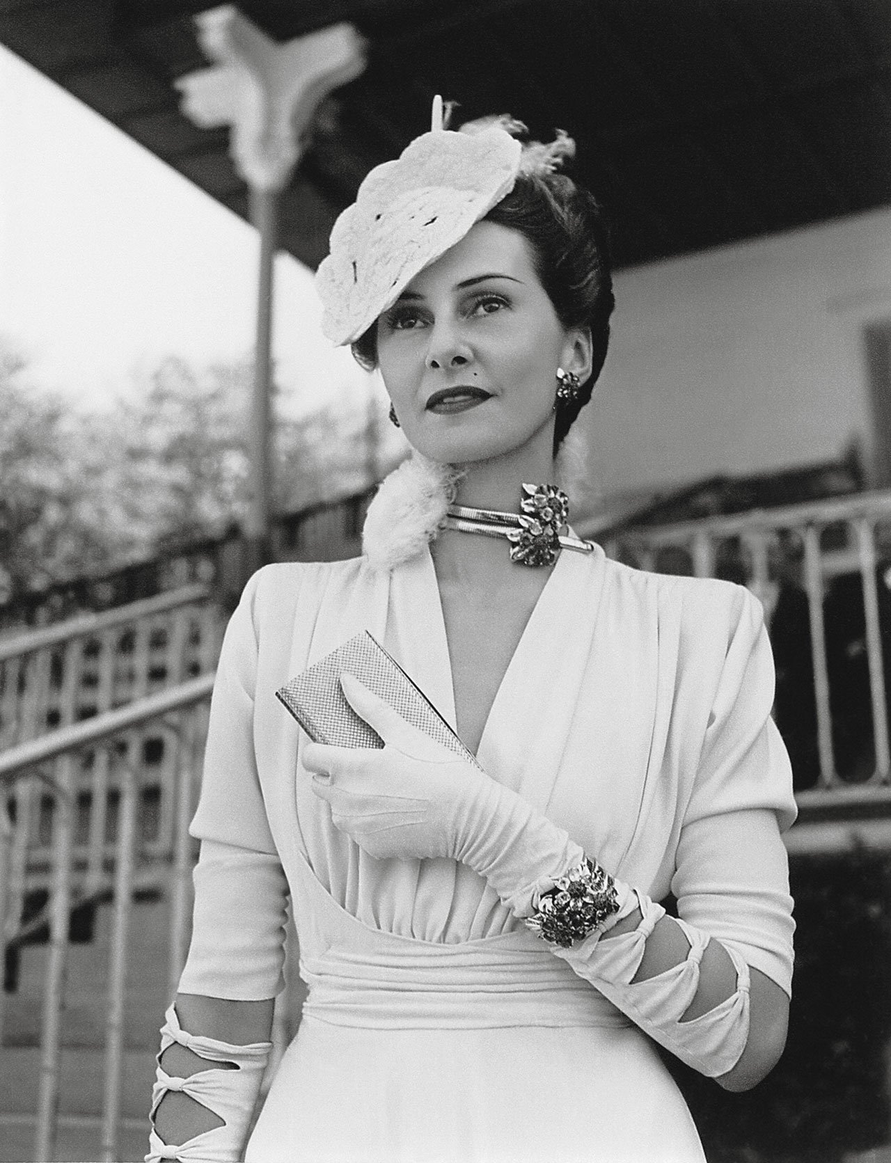 海伦·雅宝 (Hélène Arpels) 于 1939 年 6 月 4 日在尚蒂伊 (Chantilly) 的戴安娜大奖赛 (Prix de Diane) 上。她戴着 Passe-partout 项链和手镯。 法国国家图书馆/Séeberger 兄弟摄。