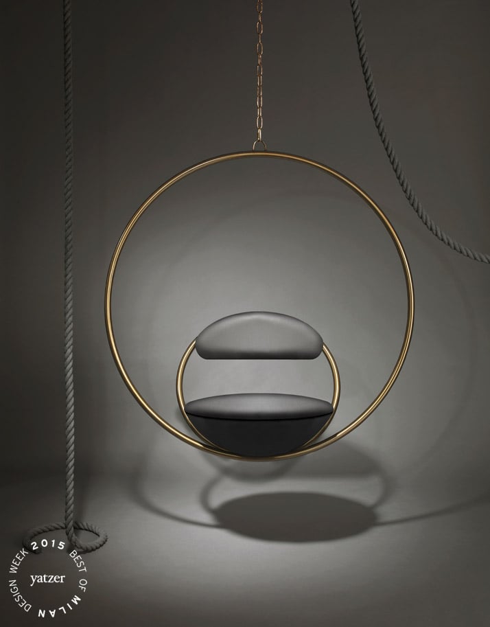 Lee Broom 的吊环椅。从上方悬挂，两个圆形镀黄铜箍连接在一起，形成吊环椅，座椅和靠背采用 Kvadrat 羊毛软垫。