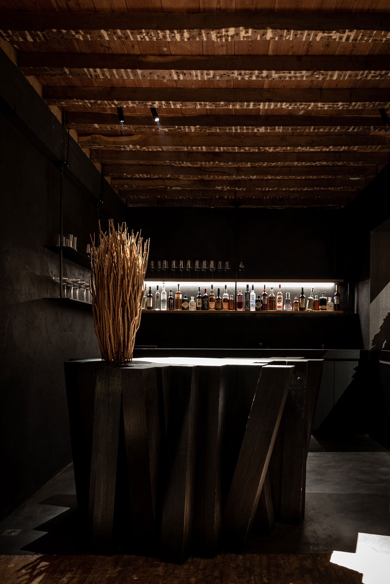 STABLE restaurant designed by Dieter Vander Velpen. Bar designed by Arno De Clerck. Photo by Patricia Goijens.