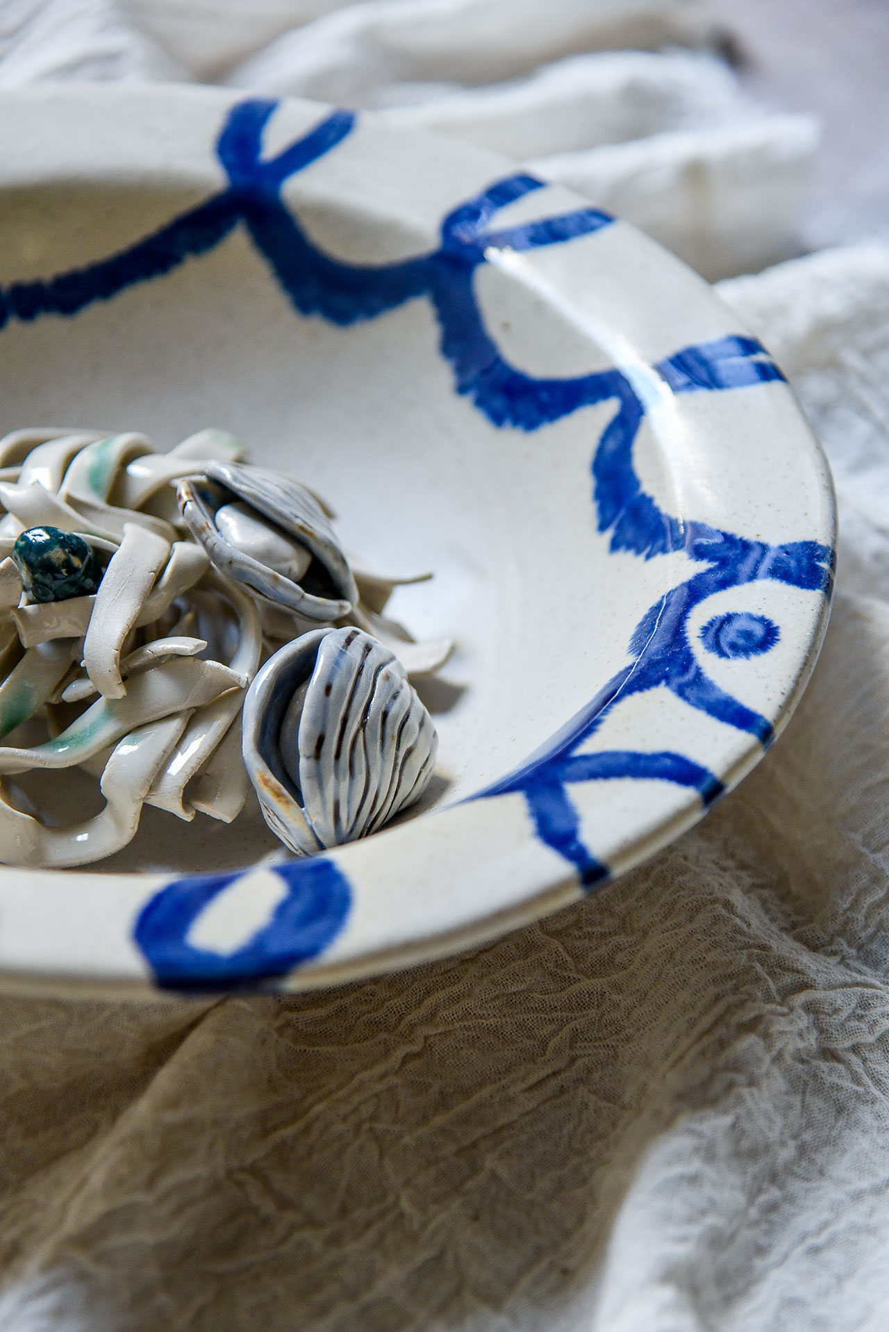 达芙妮·莱昂 (Daphne Leon) 为 Oursin 设计的陶瓷。 Nastazia Arapoglou 摄。