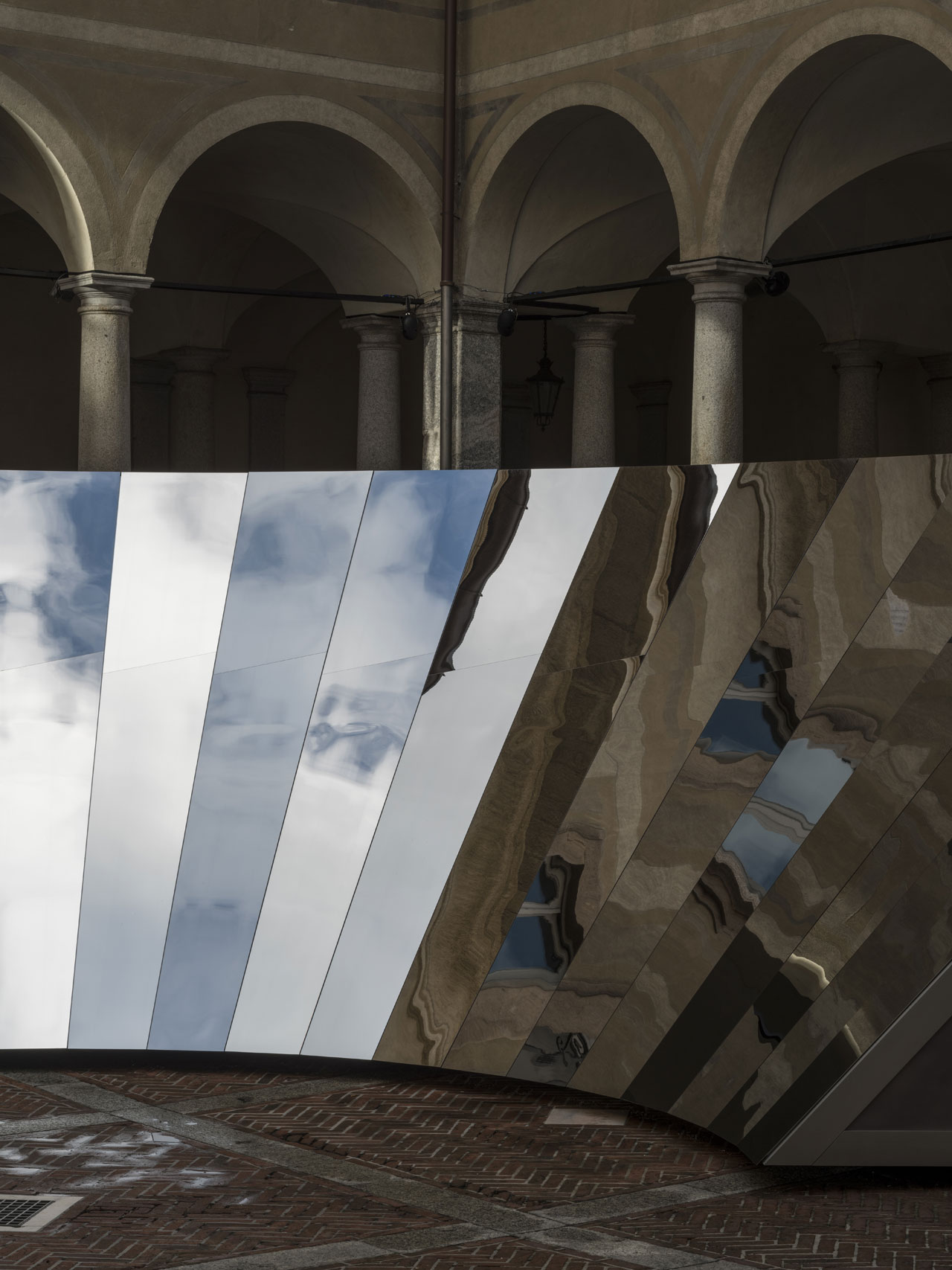 Phillip K. Smith III 为 COS 在 Palazzo Isimbardi 设计的 OPEN SKY 装置。摄影：Lance Gerber。