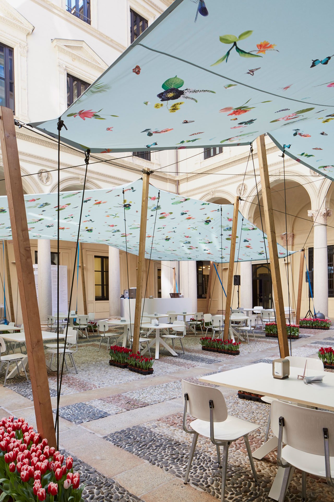 This year Nicole Uniquole, curator at Masterly – The Dutch in Milano, commissioned Edward van Vliet for the design of the lively courtyard at the Palazzo Francesco Turati. 