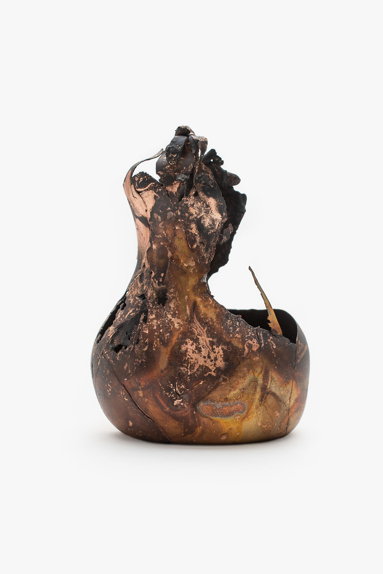 Omer Arbel, OAO113.2020.15, 2020.
15,4 x 11 x 10,5 cm.
Copper alloy cast in glass.
Courtesy Carwan gallery.