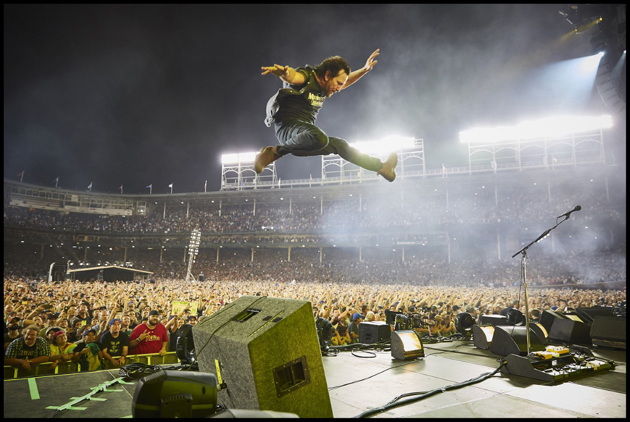 Danny Clinch, Perl Jam - Wrigley Field, Chicago, IL, 2016 © Danny Clinch