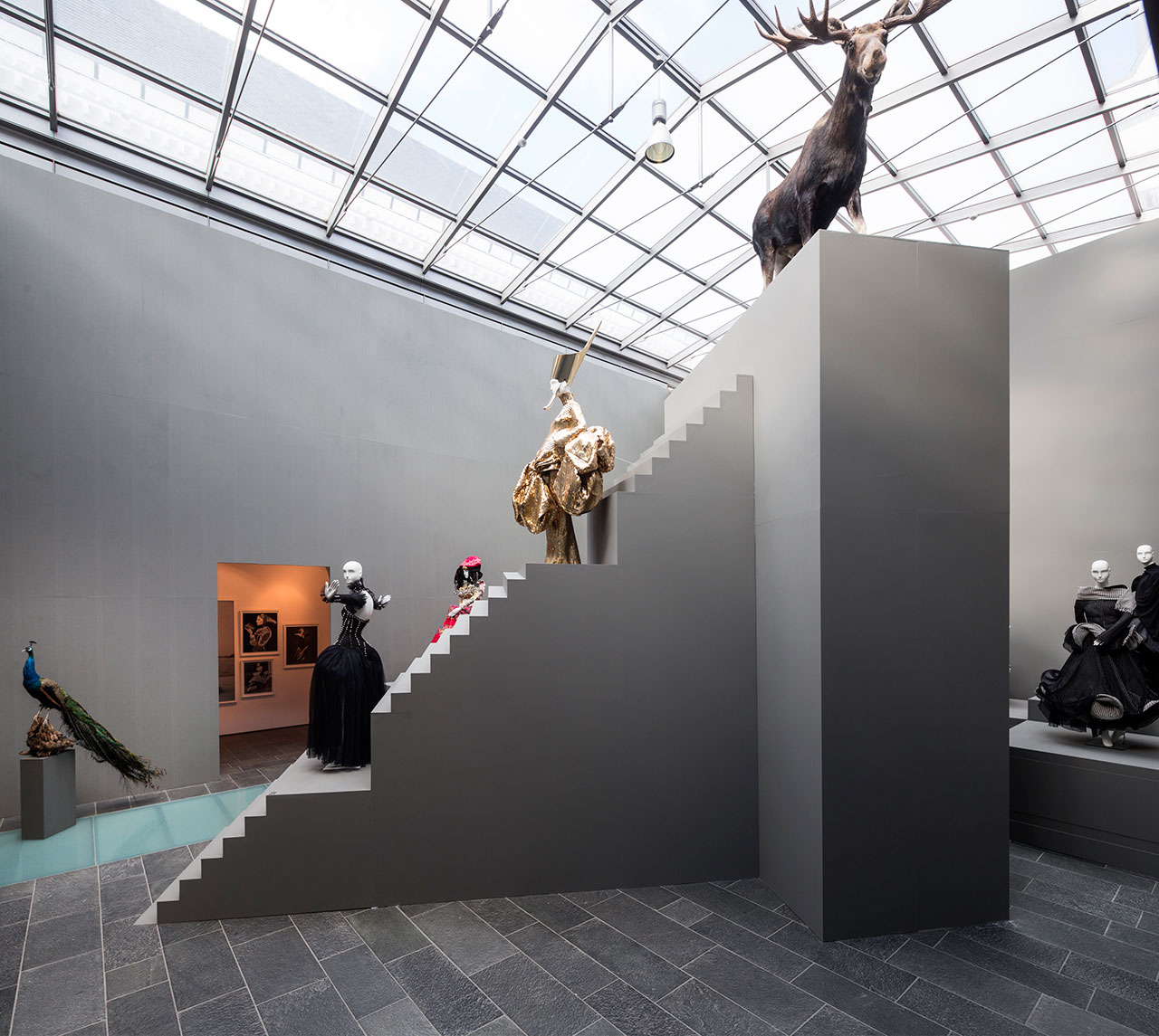 Haute-à-Porter，由 Filep Motwary 在比利时哈瑟尔特现代博物馆构思和策划的展览。摄影 Kristof Vrancken © Modemuseum Hasselt。