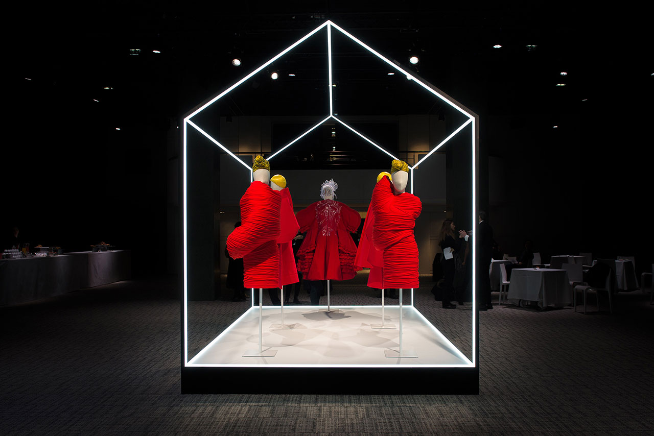 川久保玲为 Comme des Garçons 设计的物品在大都会的川久保玲/Comme des Garçons：中间艺术预展新闻发布会上展出。 由大都会艺术博物馆/BFA.com 提供。