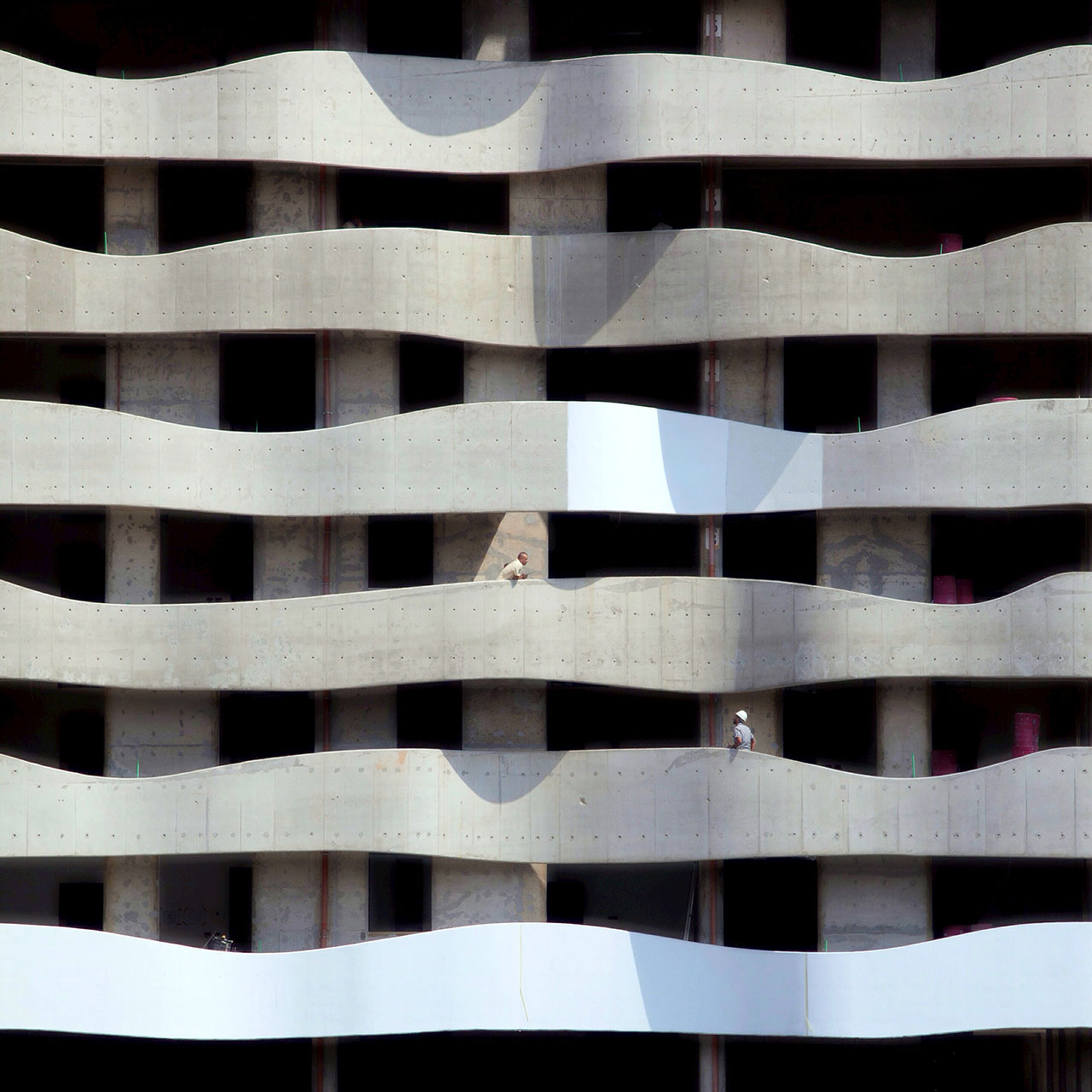 Wavy facade, photo © Serge Najjar.