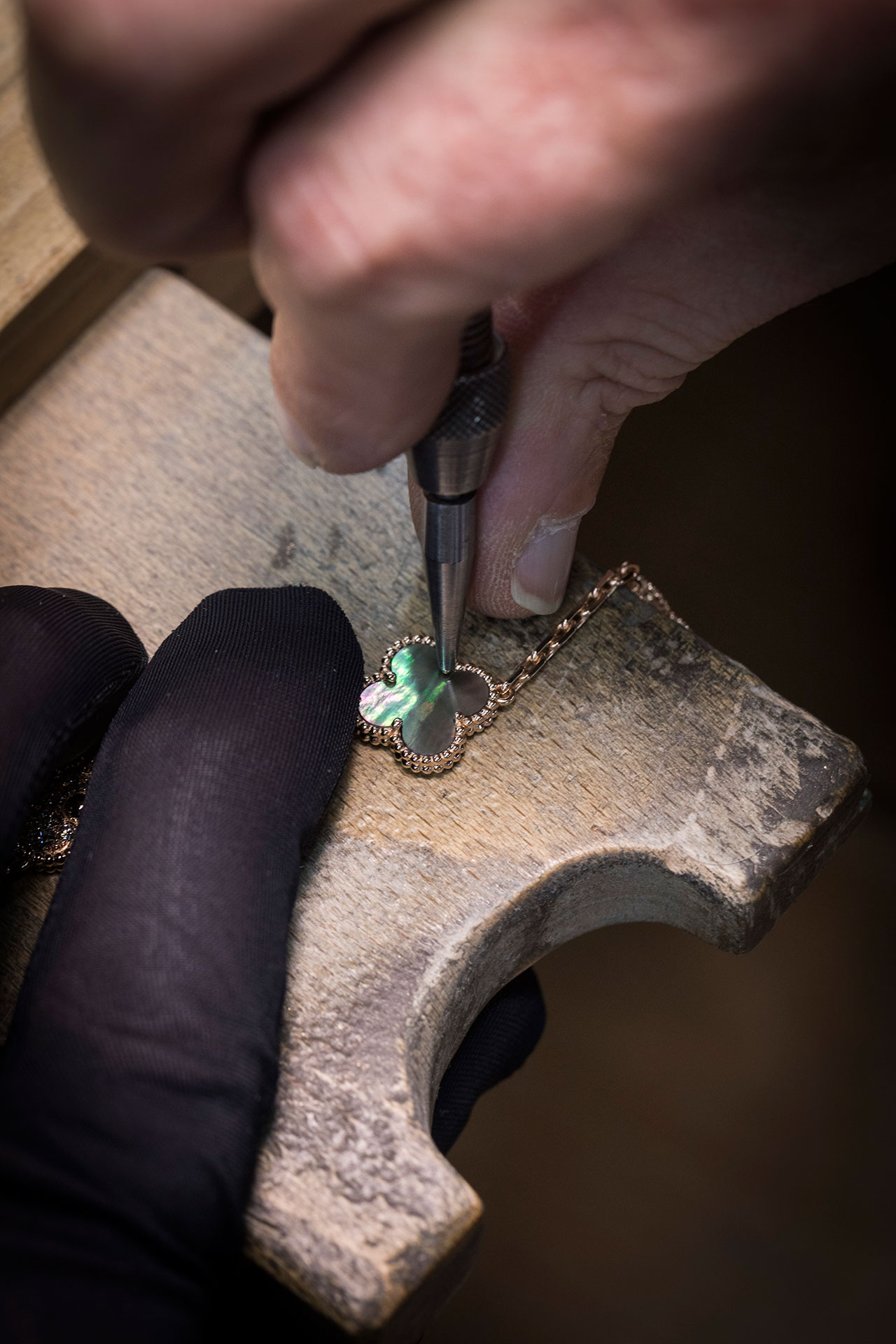 Van Cleef &amp; Arpels' making of Alhambra long necklace. Photo © Van Cleef &amp; Arpels.
