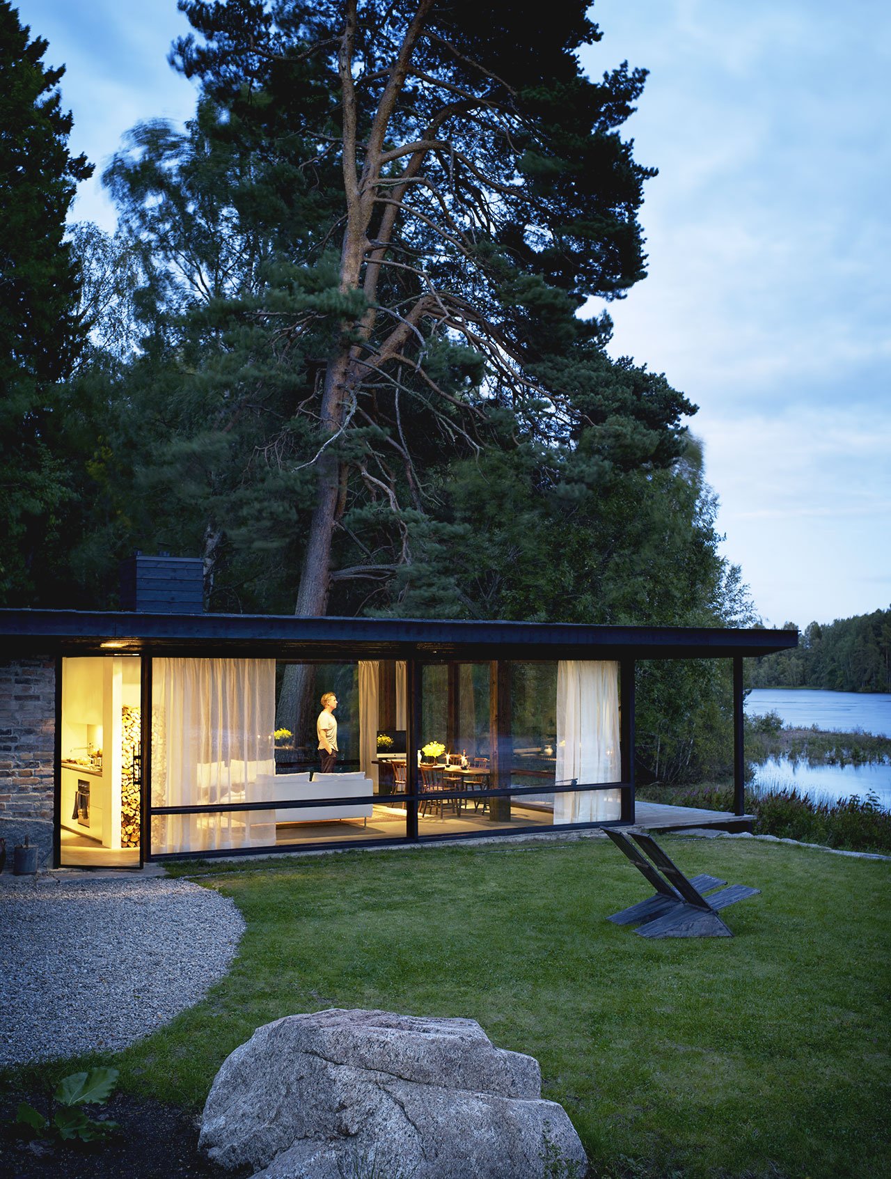 Architect Buster Delin’s self-designed, ultra-modern cottage is a distillation of childhood holidays on the family estate of Lundnäs. Photo by Patric Johansson, Styling by Myrica Bergqvist, Courtesy of My Residence Magazine and Aller Media. 