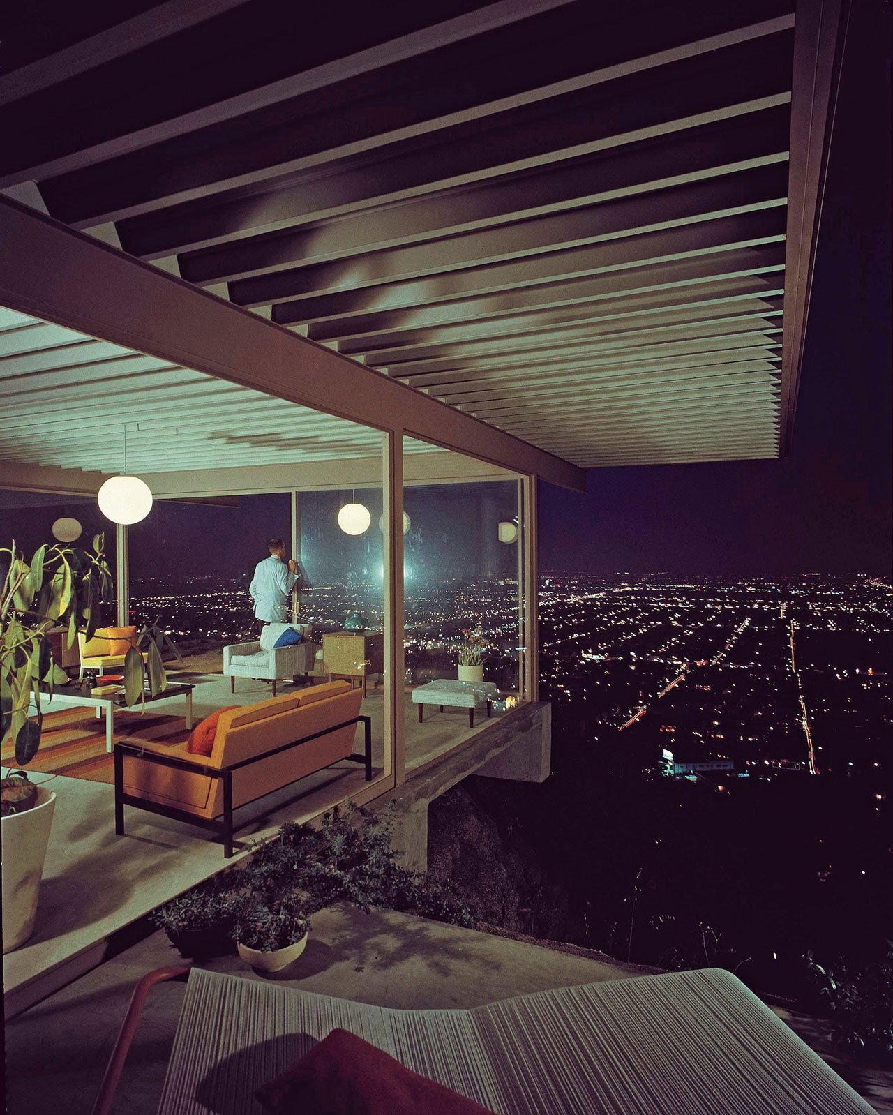 Stahl House, Los Angeles CA, USA (1957) by Pierre Koenig, photography by Julius Shulman (J. Paul Getty Trust, Getty Research Institute, Los Angeles), from Inside Utopia, © Gestalten 2017.