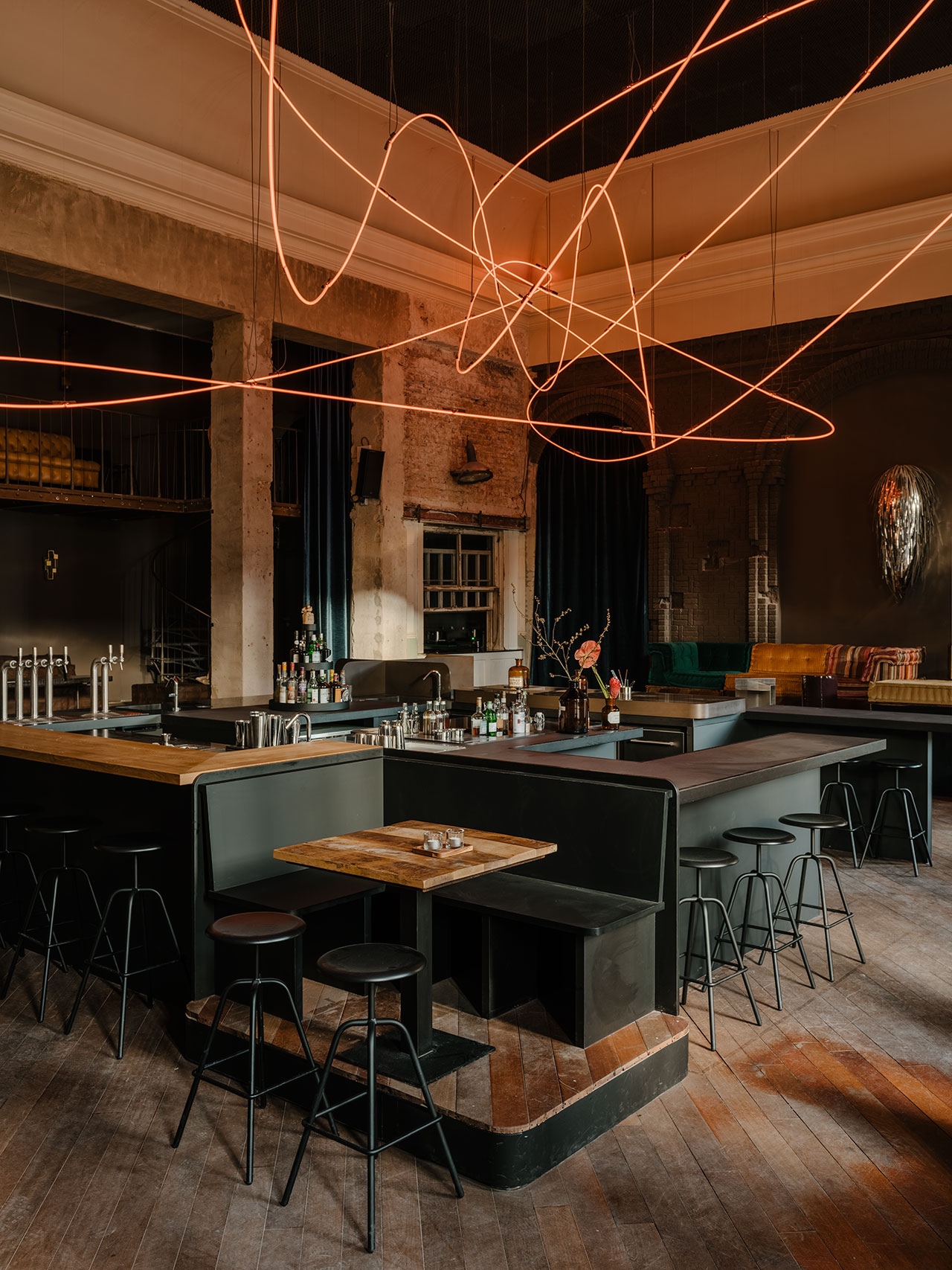 扭结酒吧 &  餐厅。 与 Hidden Fortress 合作的酒吧设计。Atelier Haussmann 的酒吧凳子。Kerim Seiler 的灯光装置。 罗伯特·里格摄影。 由 Kerim Seiler 提供。