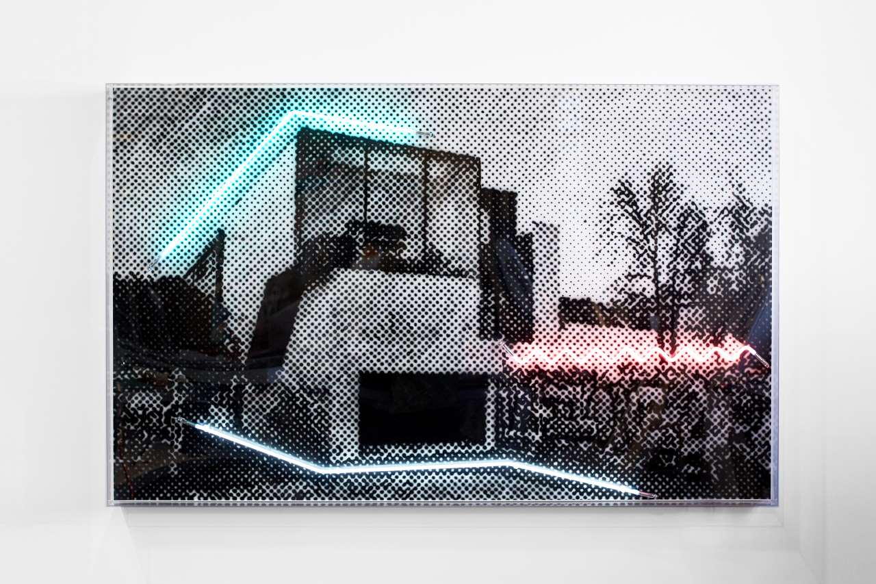 Tom Adair，《无情巷道环境中的房子》，2018 年。喷枪丙烯酸聚合物和霓虹灯在二键，丙烯酸框架，125x200 厘米。 ©汤姆·阿代尔。