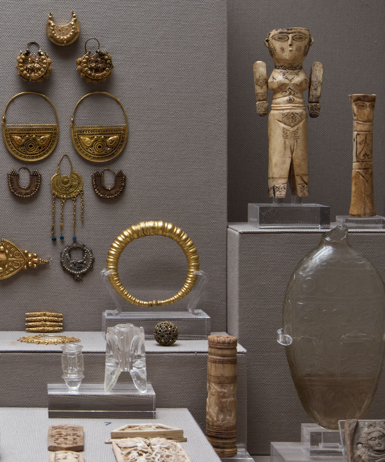 Jewellery and ivory carvings from Egypt, Syria and Iran, 8th-12th c. Photo © Costas Voyatzis.
