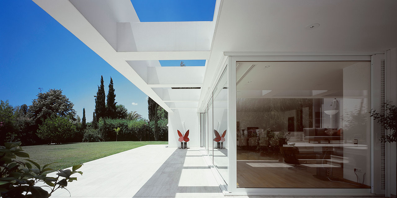 House in Kifisia, Attica, Greece. Photo © Nicos Valsamakis.