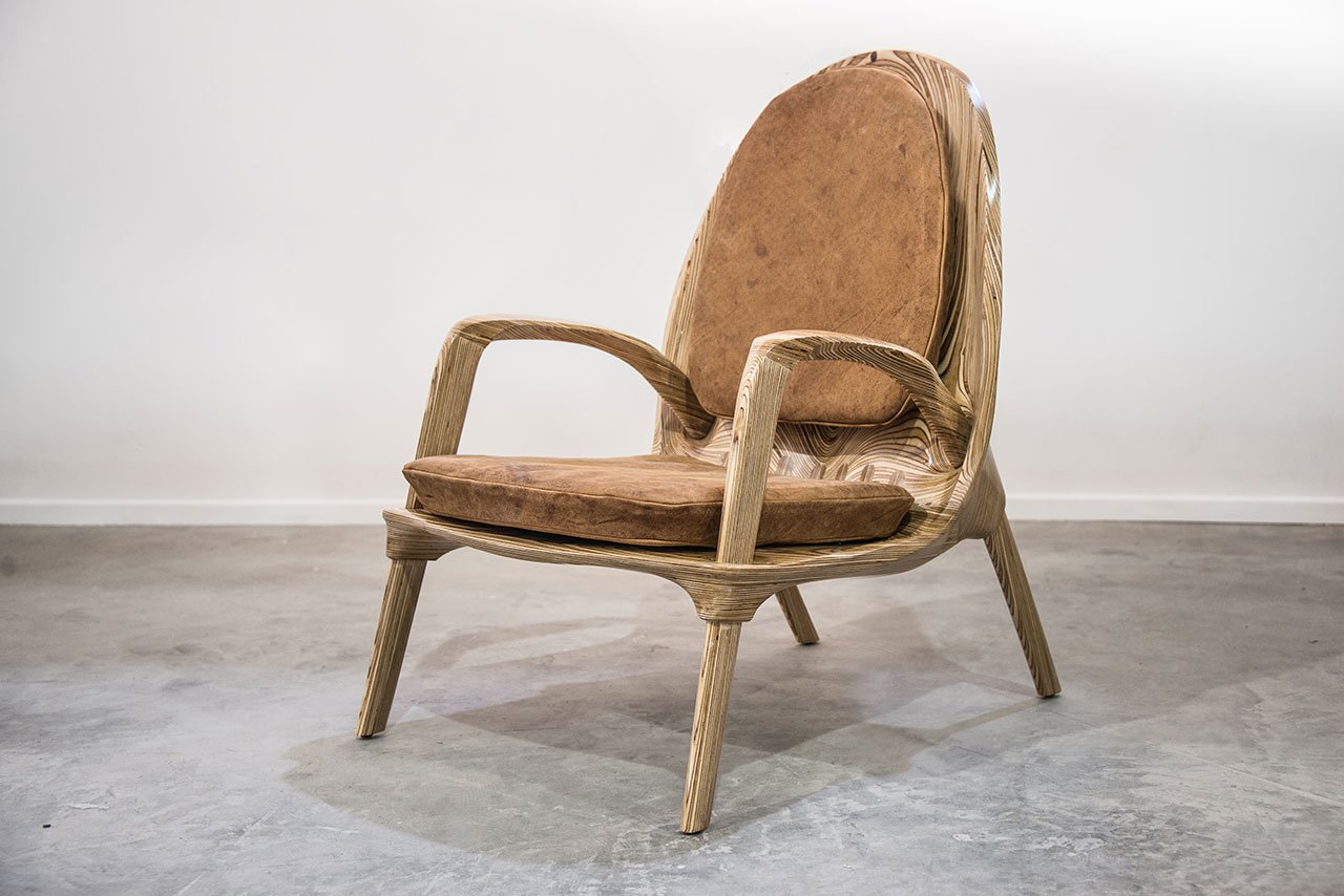 Ammar Kalo 的 Stratus 椅。 材料：波罗的海桦木胶合板，未经处理的骆驼皮革。 年份：2016。