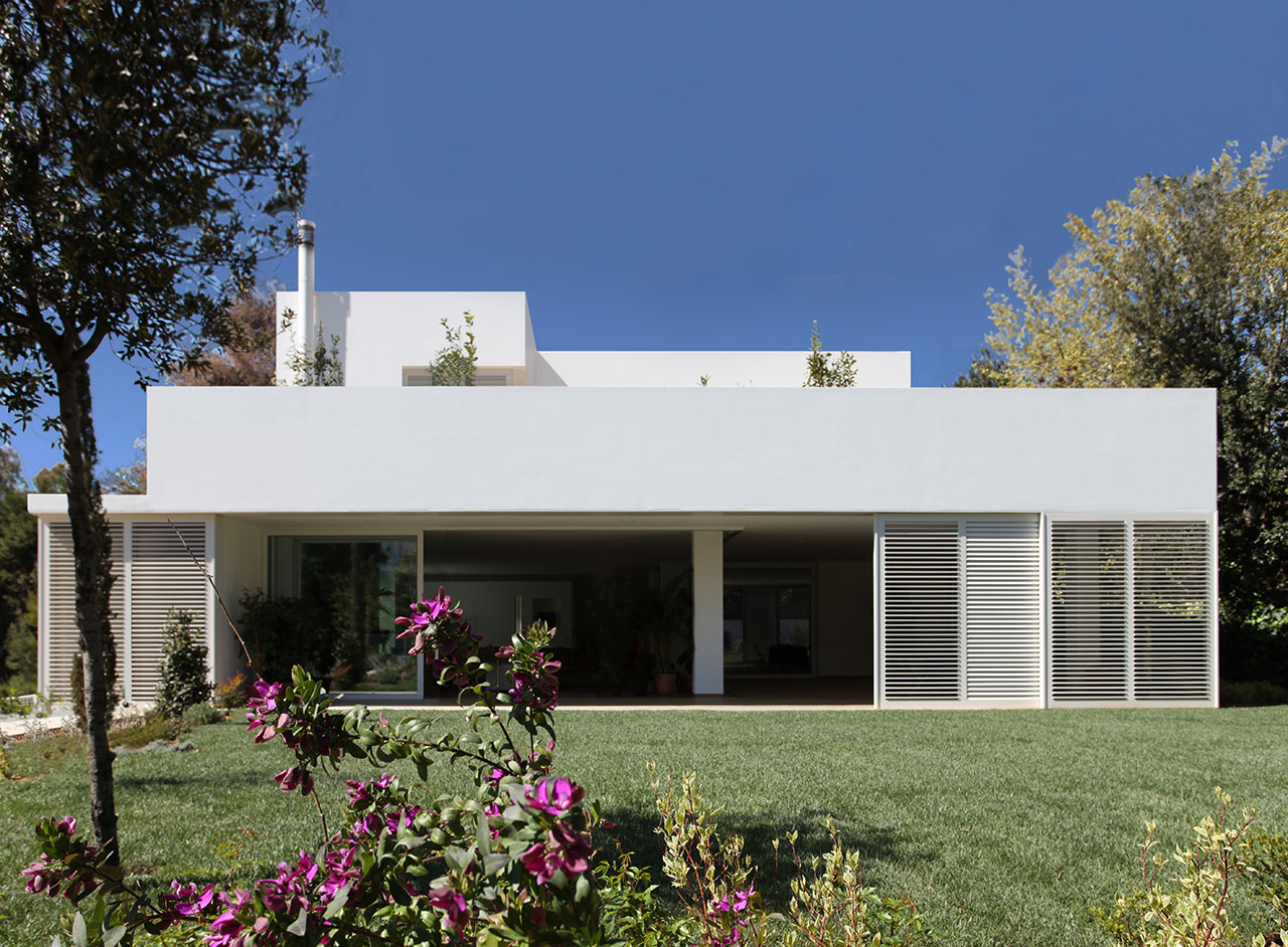 House in Ekali, Attica, Greece. Photo © Nicos Valsamakis.