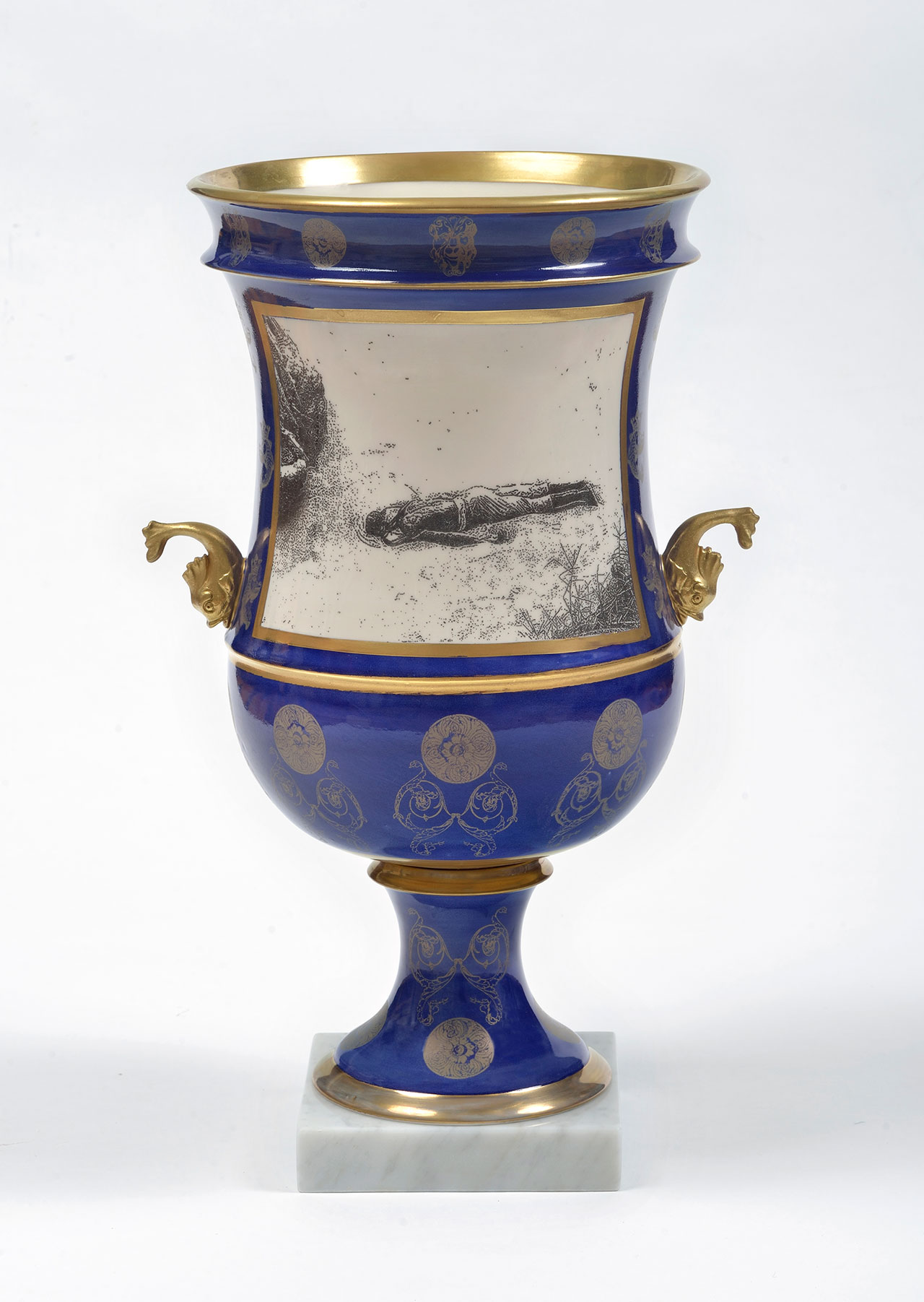 Craste Laurent，兰佩杜萨花瓶，2014/2015。 瓷器、釉料、铅颜料、哑光金、大理石。 43.2 x 27.1 x 22.5 厘米。 