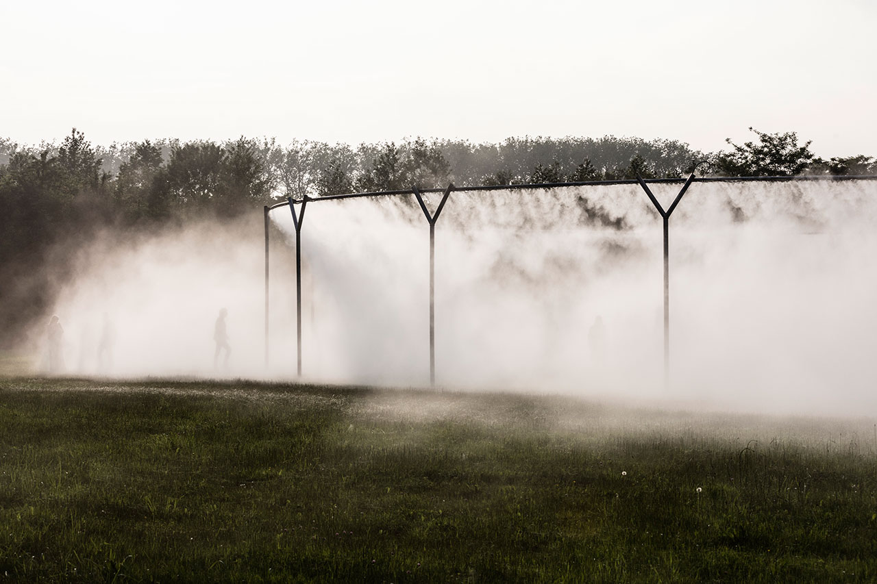 Olafur Eliasson, Fog assembly, 2016. Steel, water, nozzles, pump system. 4.5m ⌀ 29m. Palace of Versailles, 2016. Photo by Anders Sune Berg. Courtesy the artist; neugerriemschneider, Berlin; Tanya Bonakdar Gallery, New York © Olafur Eliasson. 