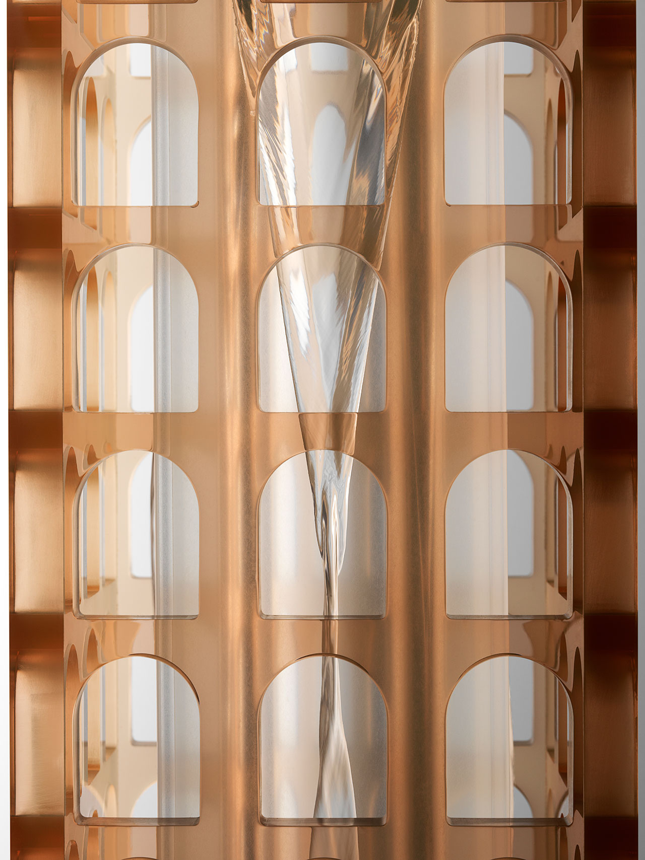 Sabine Marcelis，Palazzo della Civiltà Italiana（细节），2018 年。出自 FENDI 为庆祝其参与迈阿密设计十周年而委托制作的水的形状系列。 照片由卡尔·克莱纳 (Carl Kleiner) 提供，由 FENDI 提供。