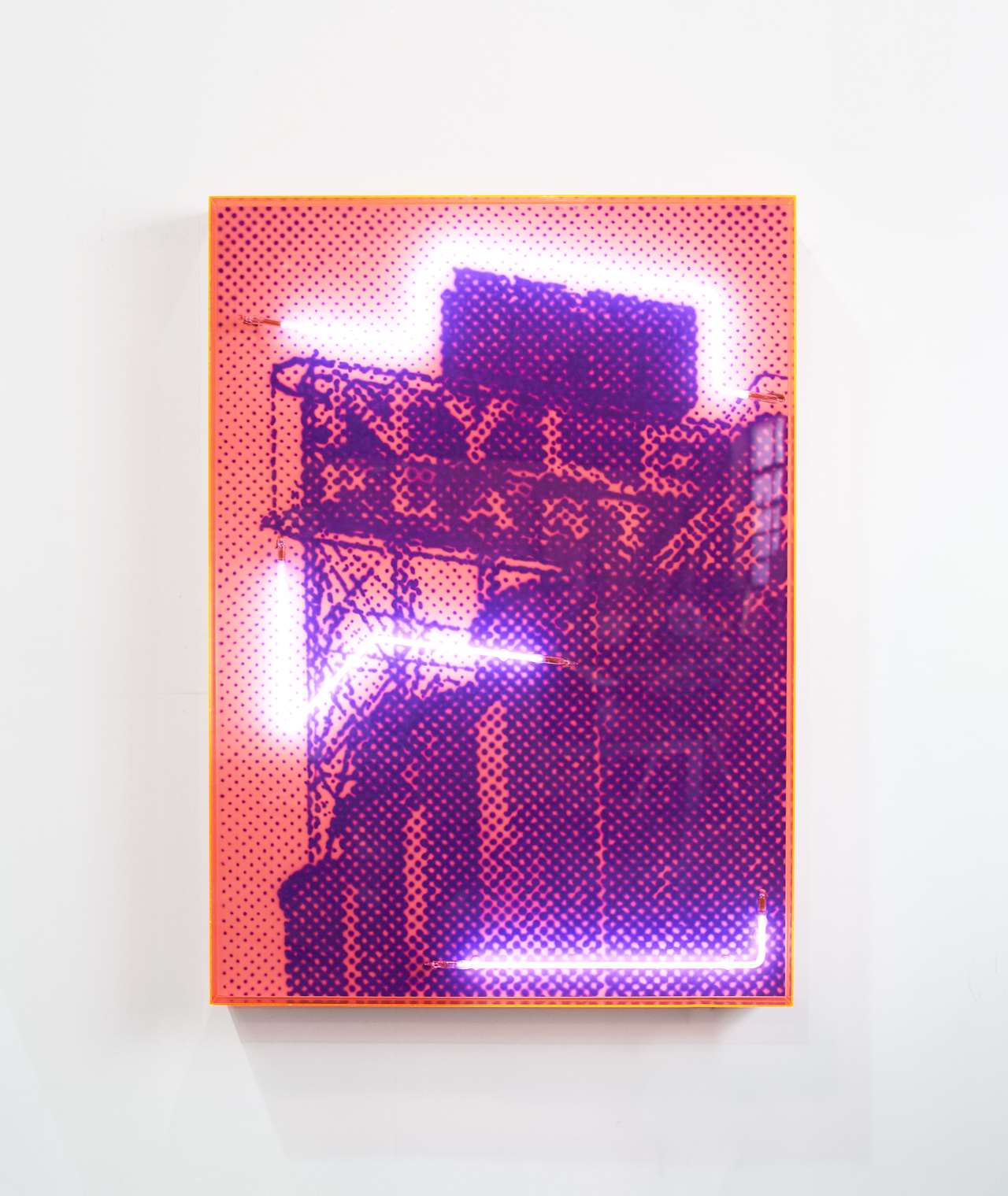 汤姆·阿代尔 (Tom Adair)，具有传统建筑的工业历史，喷枪丙烯酸聚合物和霓虹灯，粉红色丙烯酸框架，90x125 厘米。 ©汤姆·阿代尔。