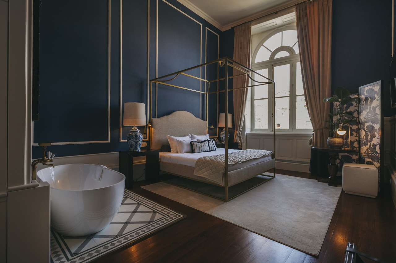 The Asia-themed “Porcelain” suite. Photo by Luís Ferraz.
