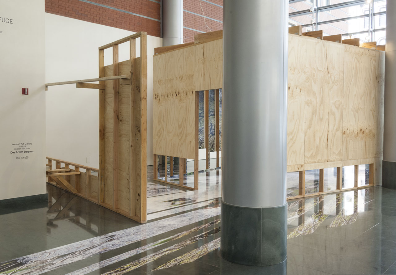 Chris Engman, Containment, 2018. 特定场地装置，131 x 304 x 493 英寸（332.7 x 772.2 x 1252.2 厘米）。 Chris Engman 的“Containment”（2018 年）是一个特定地点的装置，作为 FotoFocus 双年展 2018 年展览“Chris Engman：Prospect and Refuge”的一部分在 Alice F. and Harris K. Weston 美术馆创建。 由艺术家和路易斯·德·赫苏斯洛杉矶提供。 托尼·沃尔什摄。