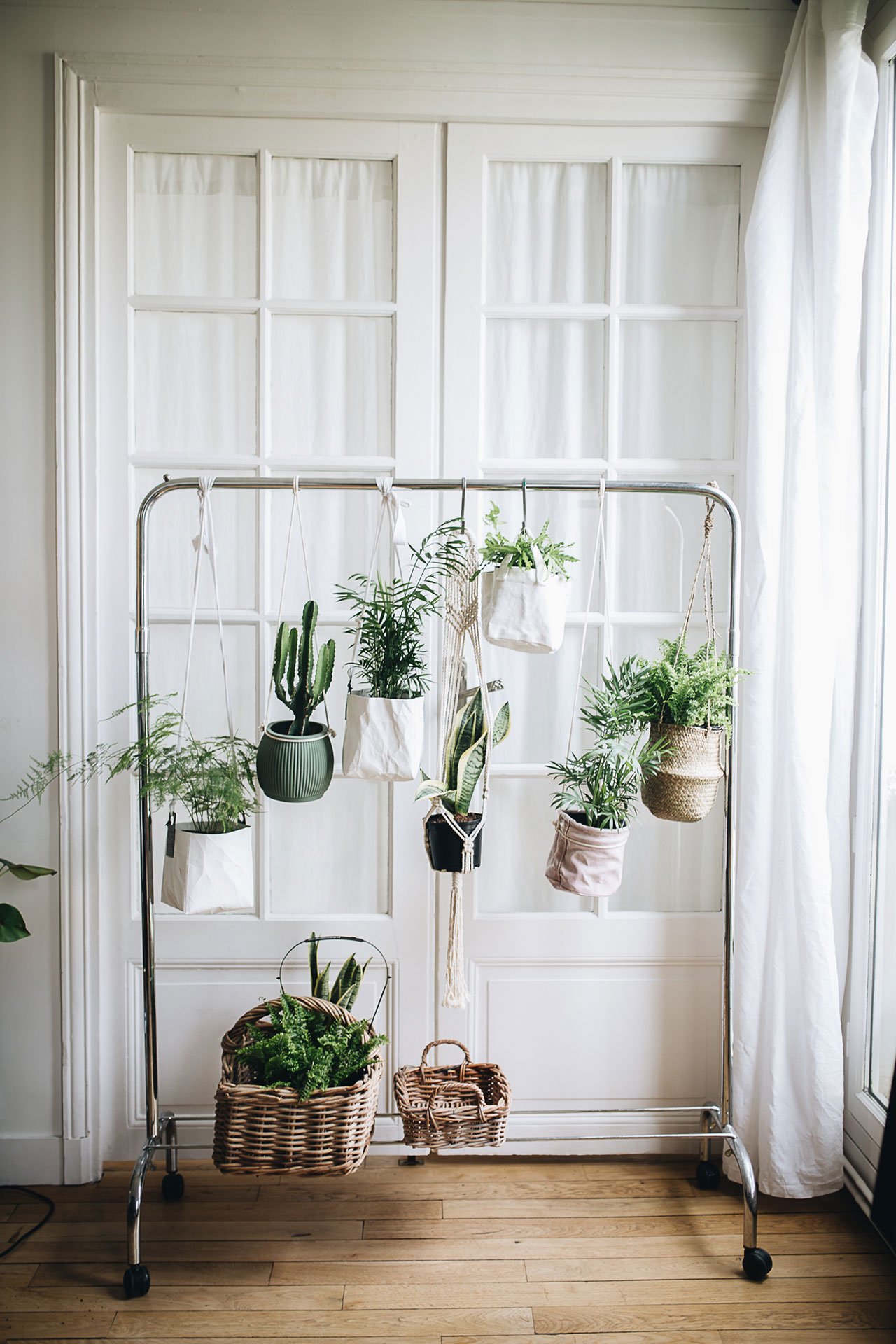PLANT TRIBE LIVING HAPPILY EVER AFTER WITH PLANTSBy Igor Josifovic &amp; Judith de Graaff
Photo: The home of Rebecca Breach In Paris.Photography by Jules Villbrandt for Urban Jungle Bloggers.