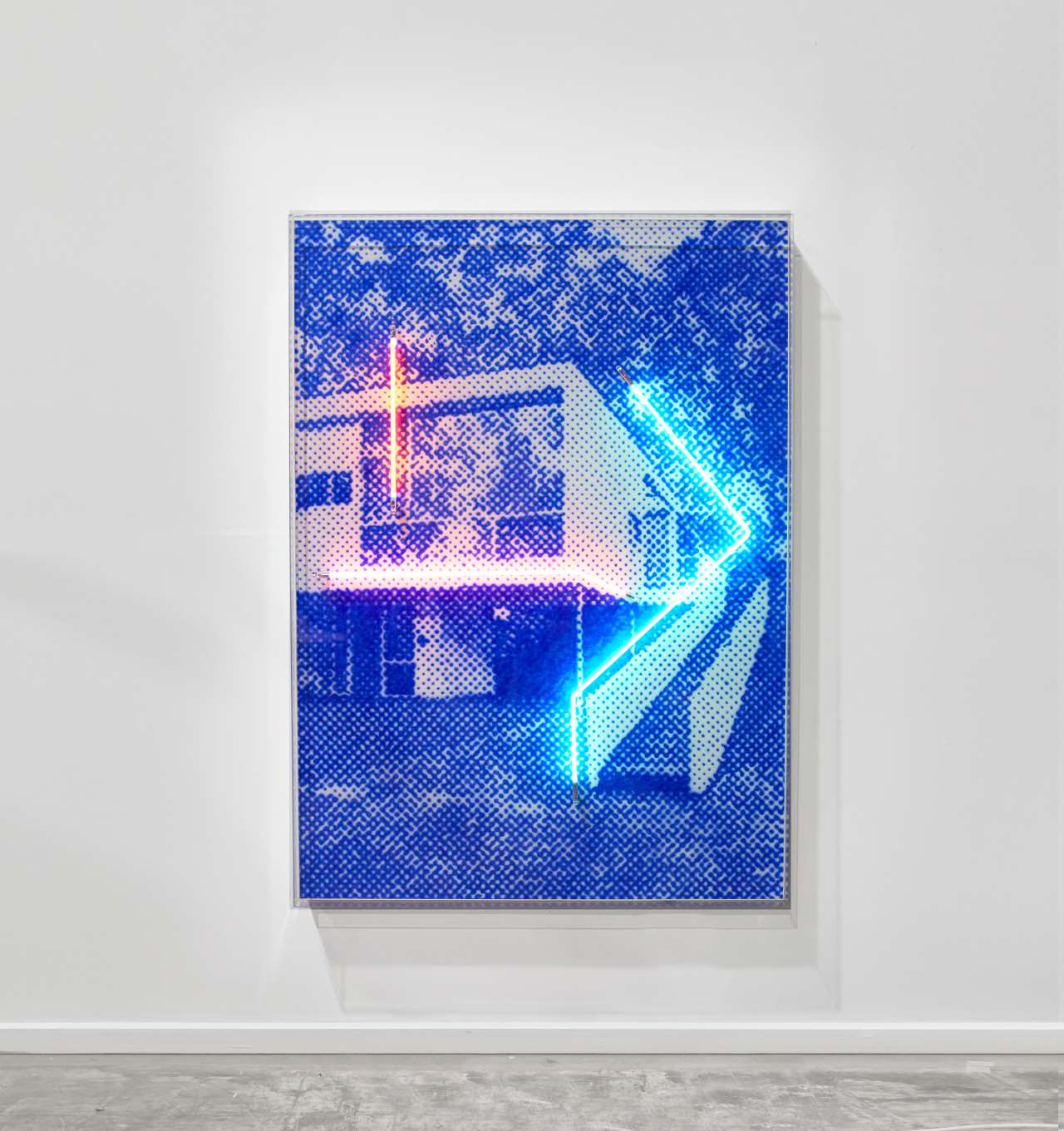 Tom Adair，Bushland 美人，喷枪丙烯酸聚合物和二键布上的霓虹灯，丙烯酸框架，115x160 厘米。 ©汤姆·阿代尔。