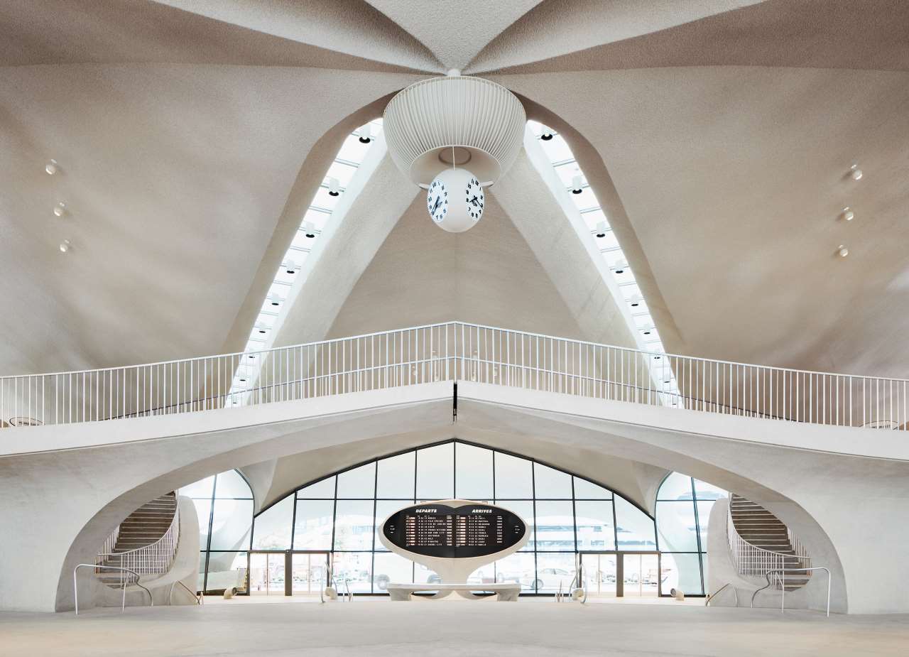 Eero Saarinen’s soaring terminal serves as the heart of the TWA Hotel.
Courtesy of TWA Hotel. Photo by David Mitchell.