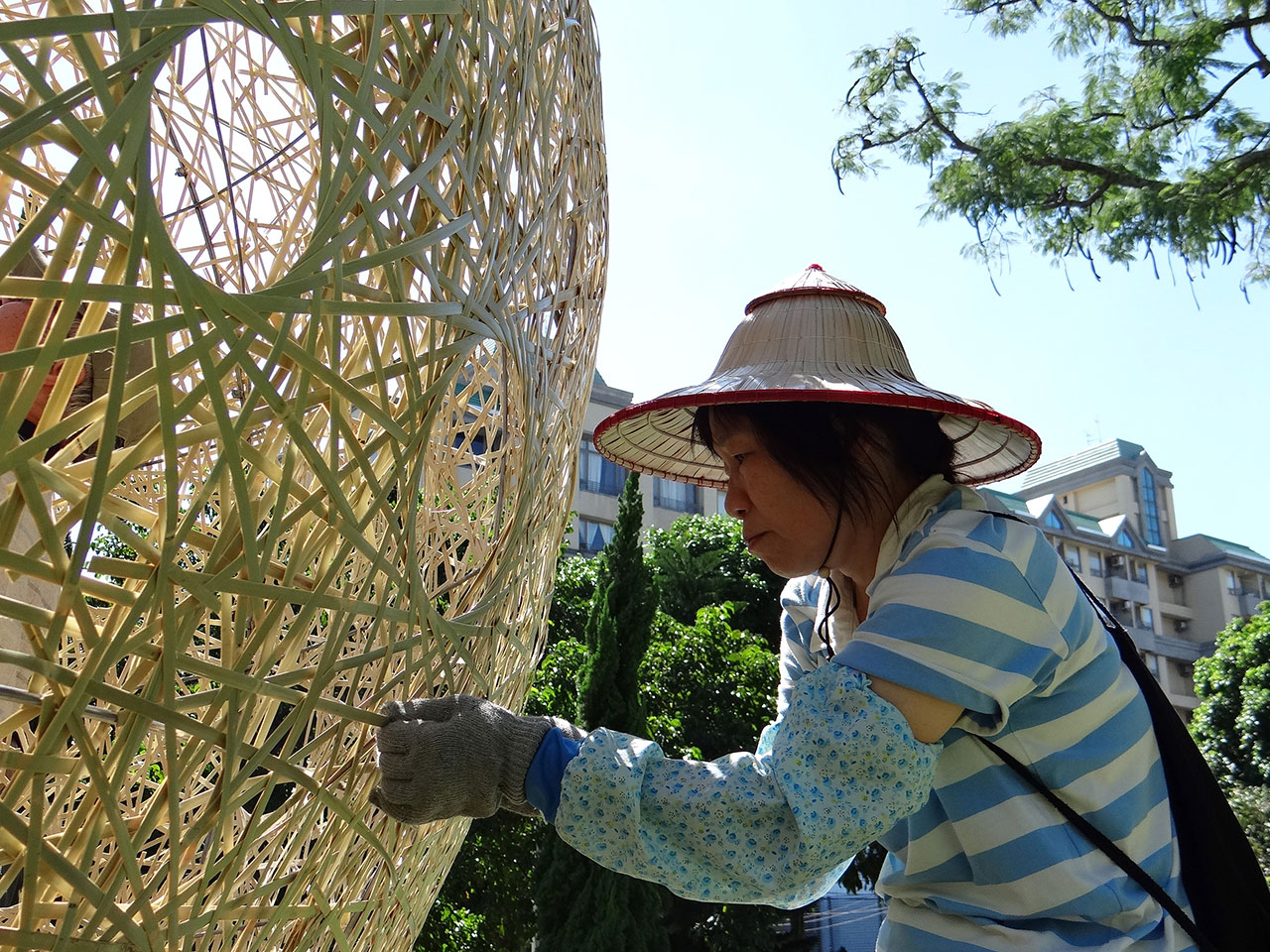 Cheng-Tsung Feng, Beside (process). Taiwanese Moso Bamboo, steel. 430 x 350 x 350cm (Big) / 135 x 100 x 100cm (Small). Photo by Ci-Xia Lin.