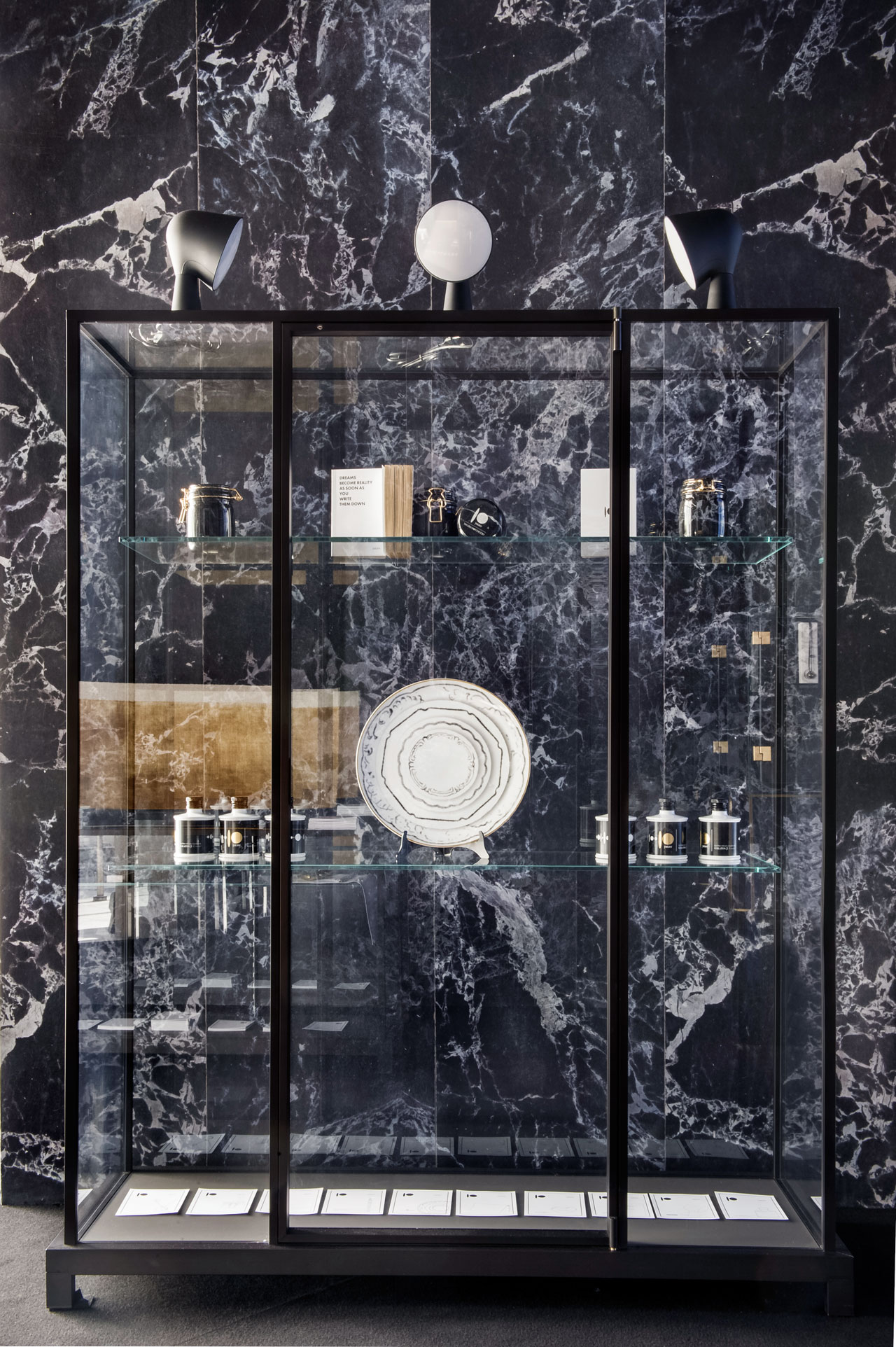 10 by Yatzer installation view at Spazio Pontaccio, Milan 2016. Wunderkammer High Display Case by Piero Lissoni for Glas Italia. Materials Wallpaper in black marble by Piet Hein Eek for NLXL. Styling by Costas Voyatzis, photo by Fabrizio Annibali. 