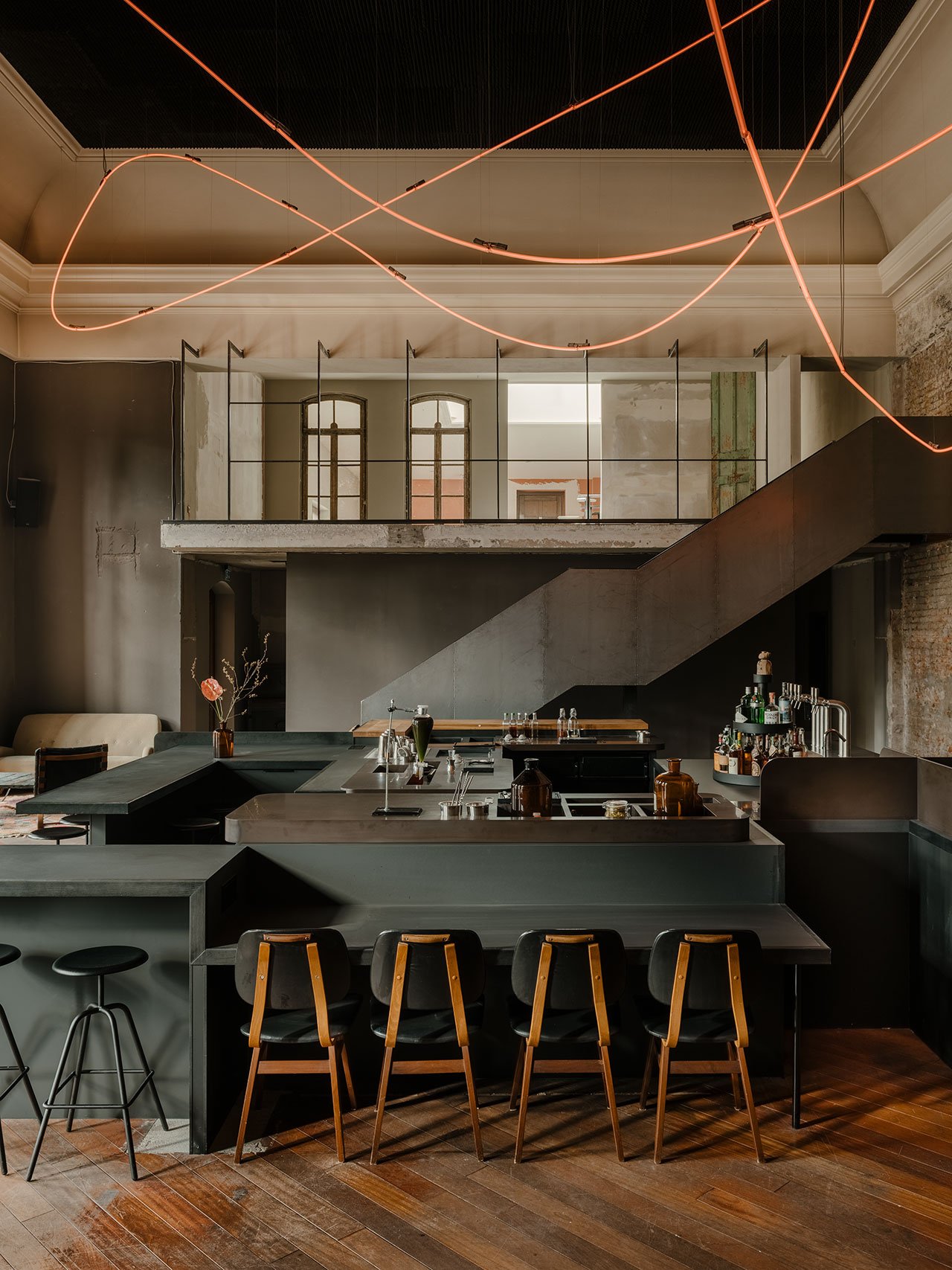 扭结酒吧 &  餐厅。 与 Hidden Fortress 合作的酒吧设计。Atelier Haussmann 的酒吧凳。 罗伯特·里格摄影。 由 Kerim Seiler 提供。