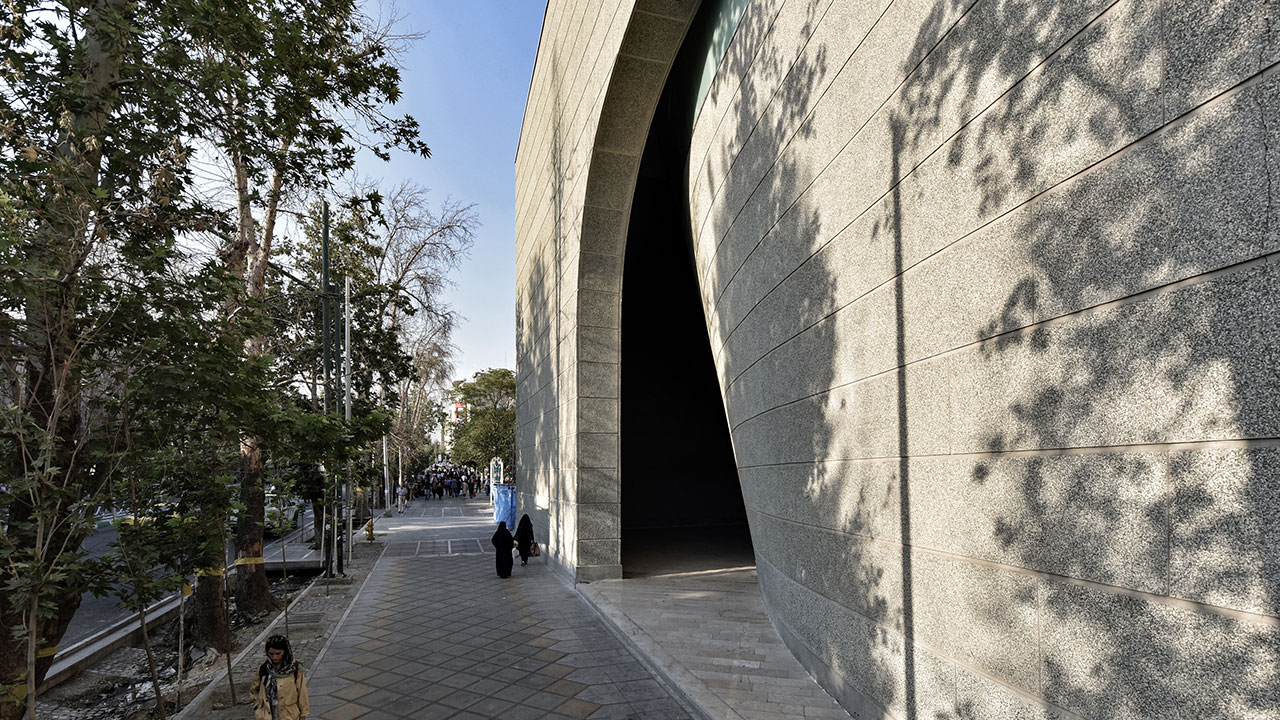 West entrance from Valiasr Street. Photo by Deed Studio.