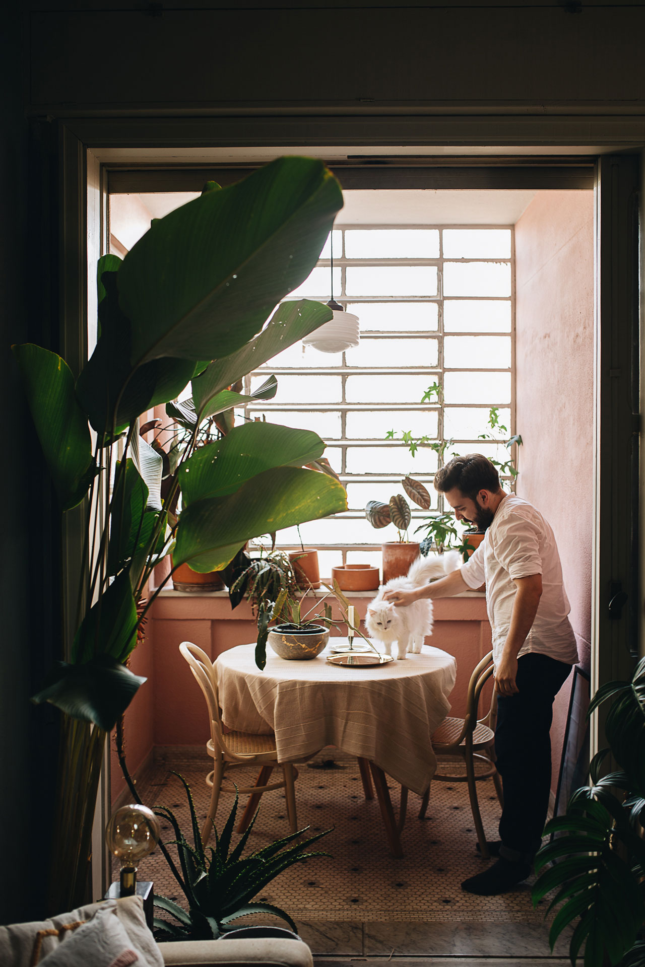 PLANT TRIBE LIVING HAPPILY EVER AFTER WITH PLANTSBy Igor Josifovic &amp; Judith de Graaff
Photo: The home of Derek Fernandes in São Paulo, Brazil.Photography by Jules Villbrandt.