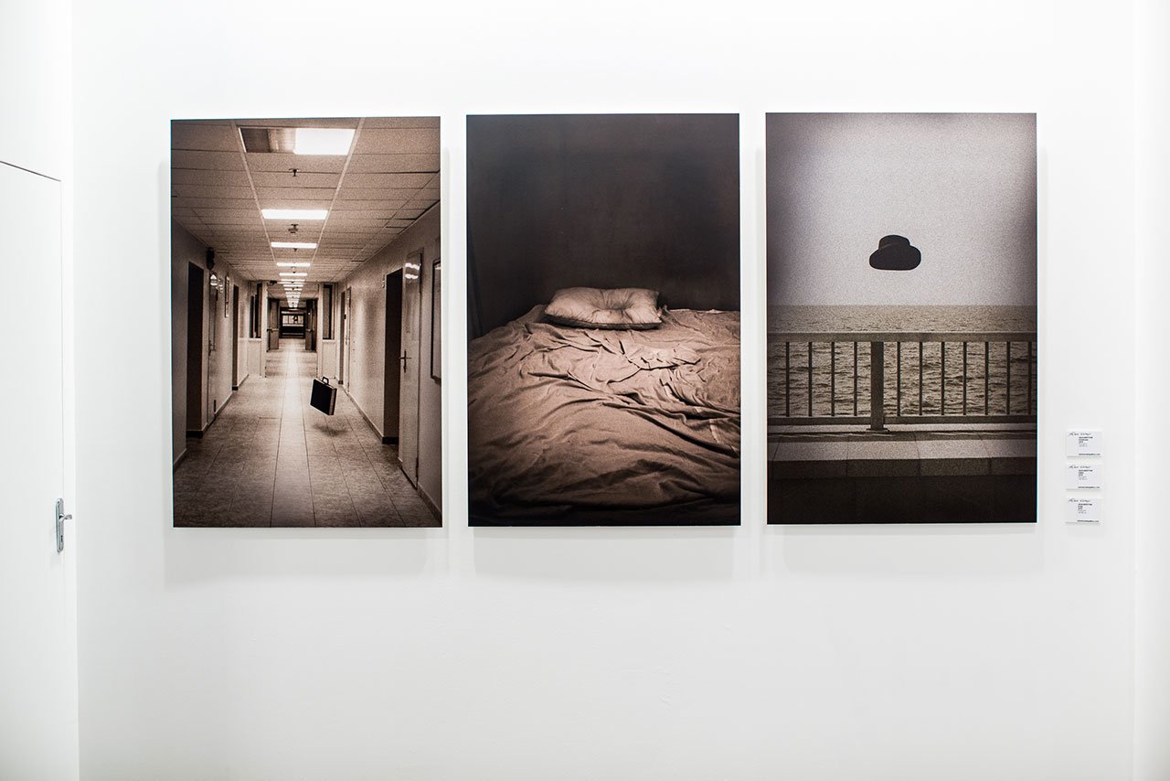 奥尔加·克罗伊托 (Olga Croytor) 在 Artwin 画廊展位的三件作品的安装照片。 照片由画廊提供。
