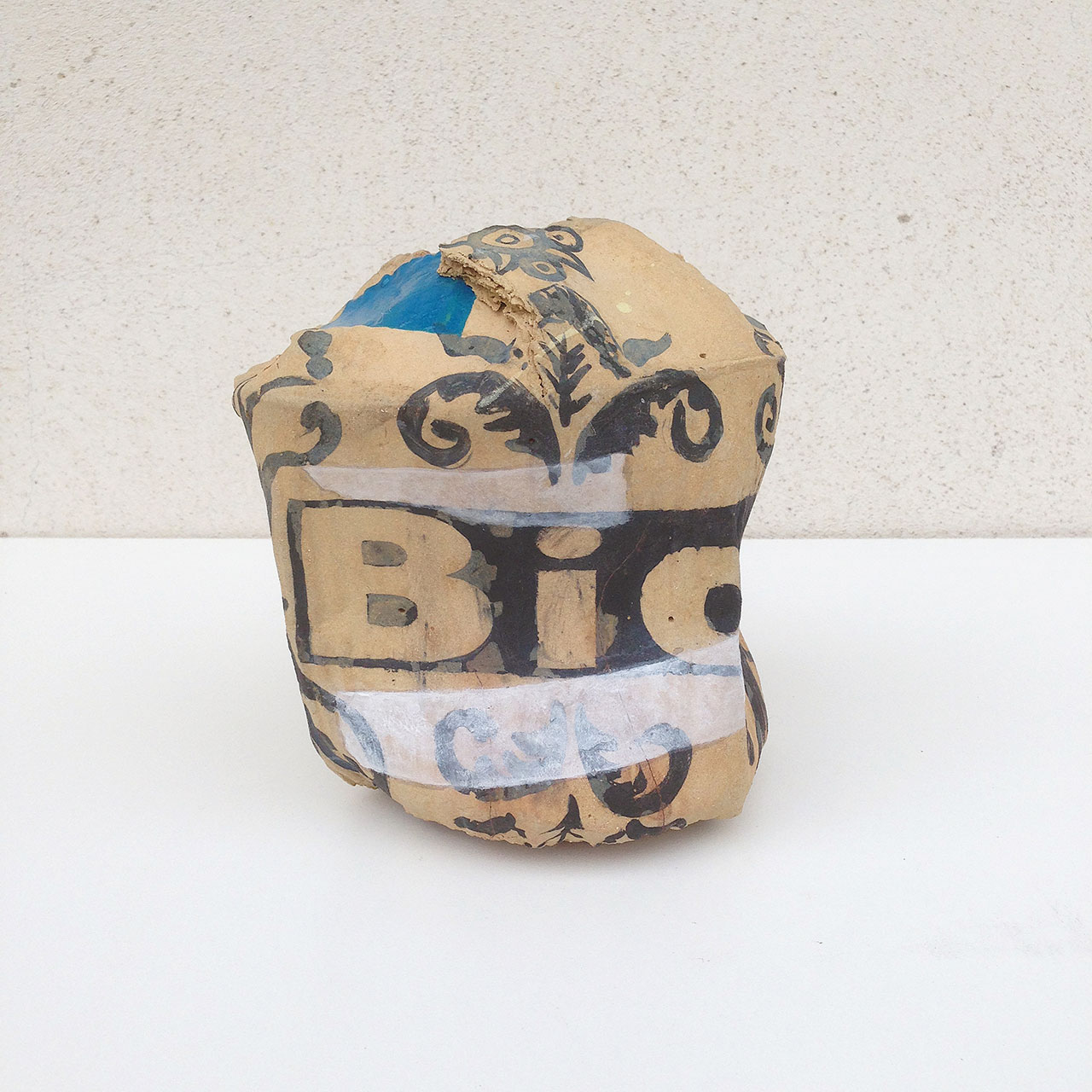 Rodrigo Torres, China in a Box Dynasty, 2016. 15 × 14 × 13 cm. Acrylic paint and varnish over enamelled ceramics. Photo by Rodrigo Torres. Courtesy A Gentil Carioca.