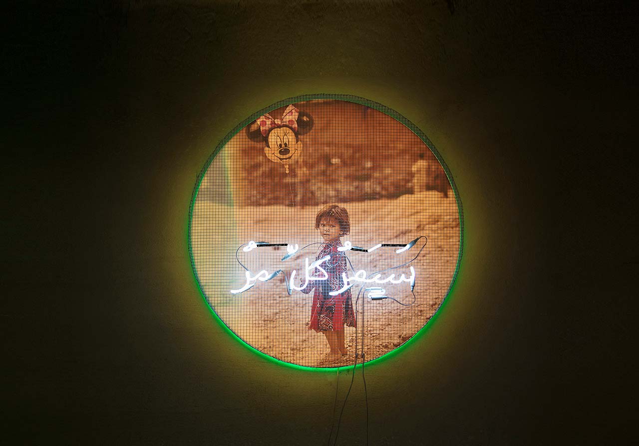 Ali Cha'aban, This Too Shall Pass from “难民情绪”系列, 2016. 带刺铁丝网的霓虹灯，相纸，灯箱装置，周长125cm。 由 Ali Cha'aban 提供。
