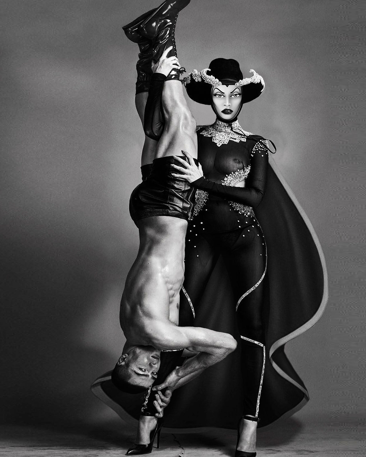 Lara Stone 饰演 Philipp Plein 中的邪恶女王，出自 2016 年 8 月版《Vogue Italia》的封面。 由 Steven Klein 拍摄，Patti Wilson 造型，Gregory Masouras 照片编辑。